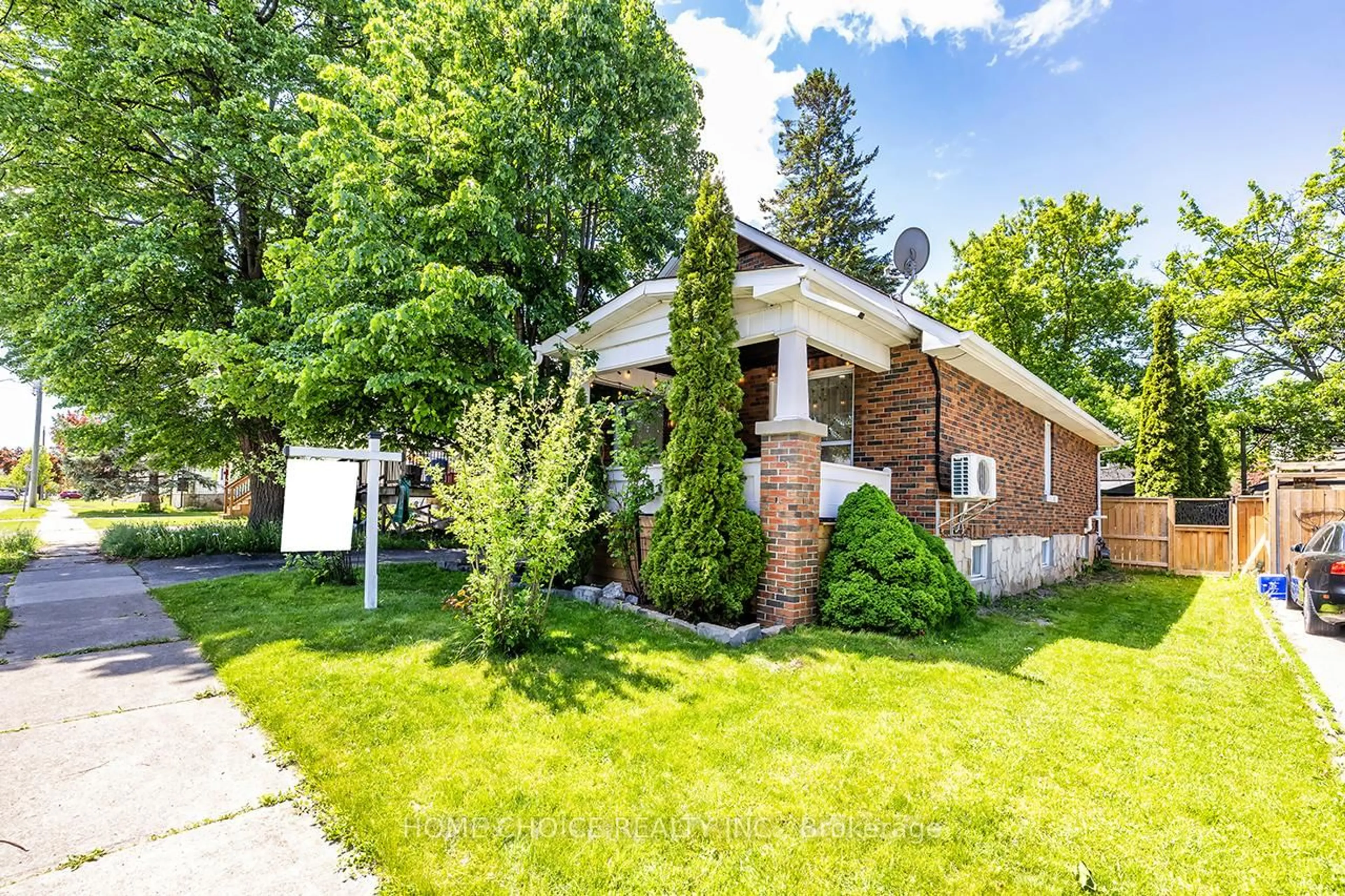Home with brick exterior material, street for 140 Gladstone Ave, Oshawa Ontario L1J 4E7