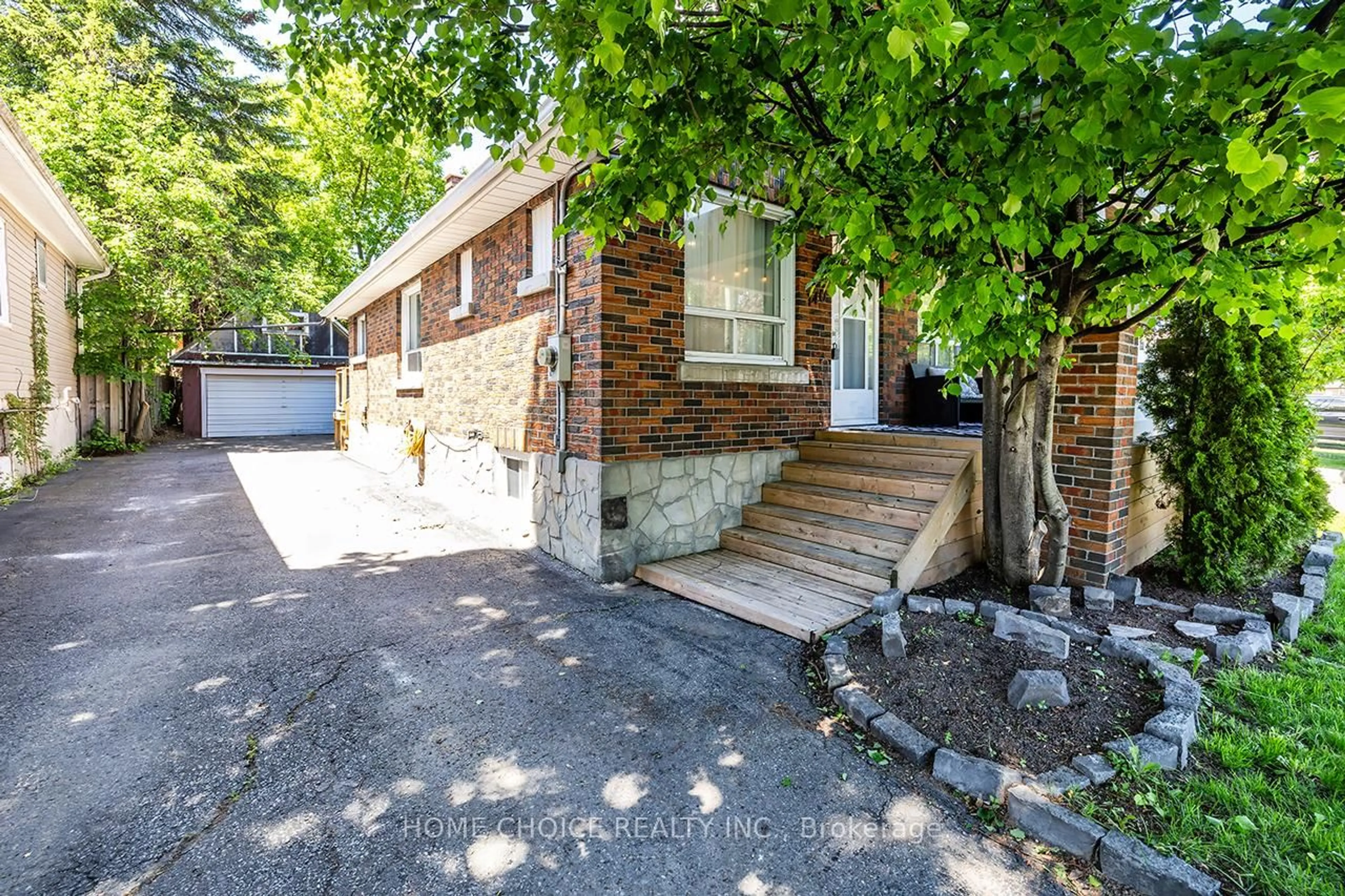 Home with brick exterior material, street for 140 Gladstone Ave, Oshawa Ontario L1J 4E7