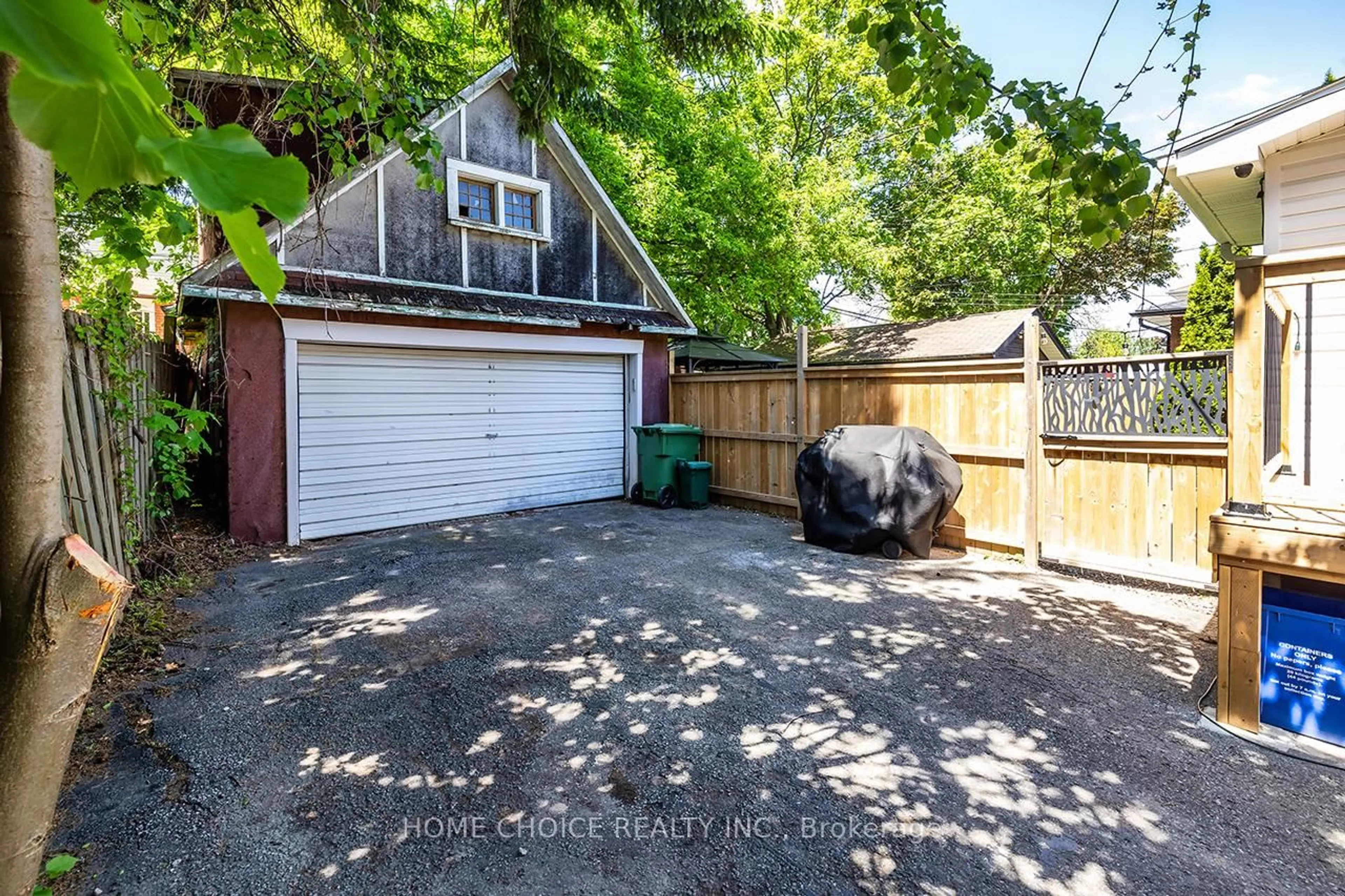A pic from outside/outdoor area/front of a property/back of a property/a pic from drone, street for 140 Gladstone Ave, Oshawa Ontario L1J 4E7