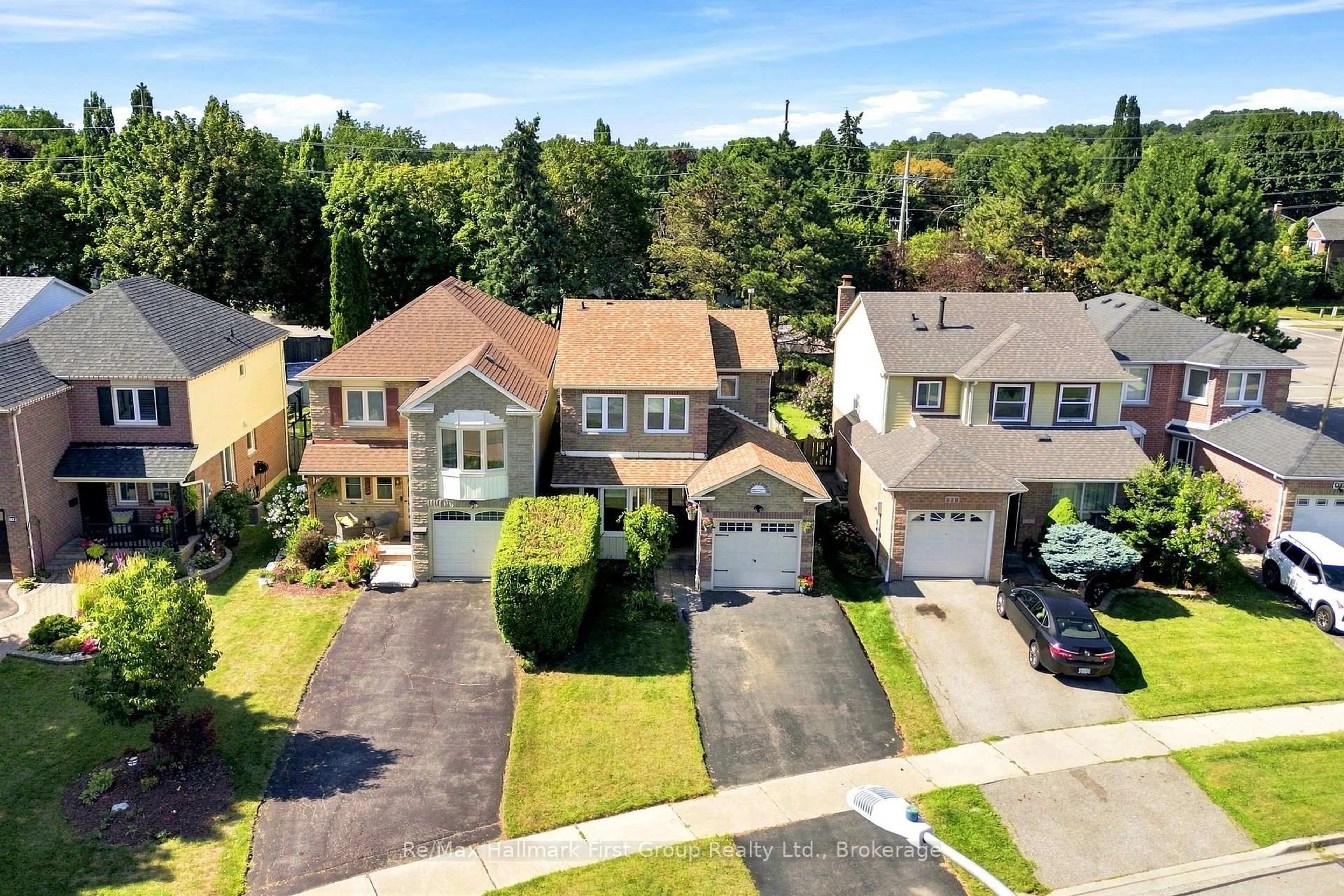 A pic from outside/outdoor area/front of a property/back of a property/a pic from drone, street for 868 White Ash Dr, Whitby Ontario L1N 4K4