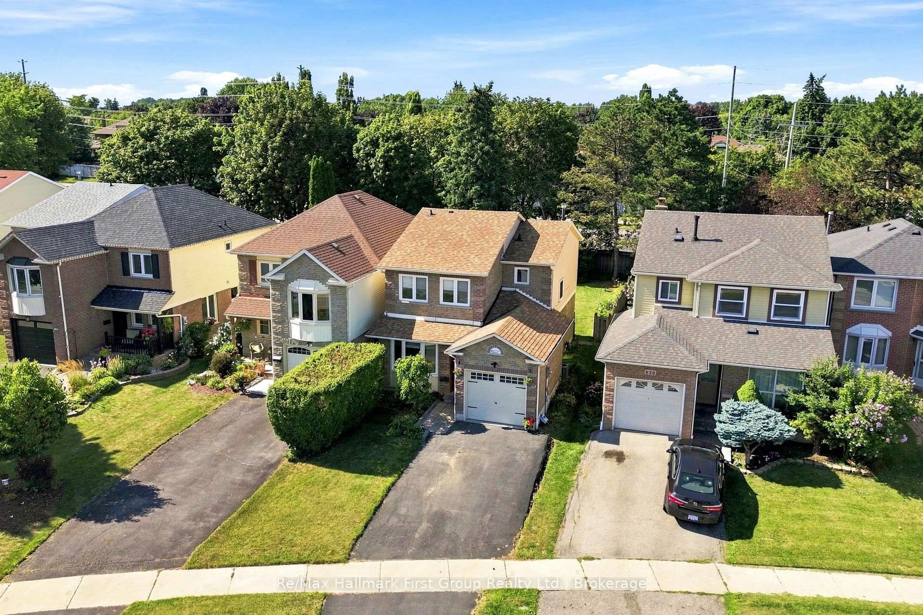 A pic from outside/outdoor area/front of a property/back of a property/a pic from drone, street for 868 White Ash Dr, Whitby Ontario L1N 4K4