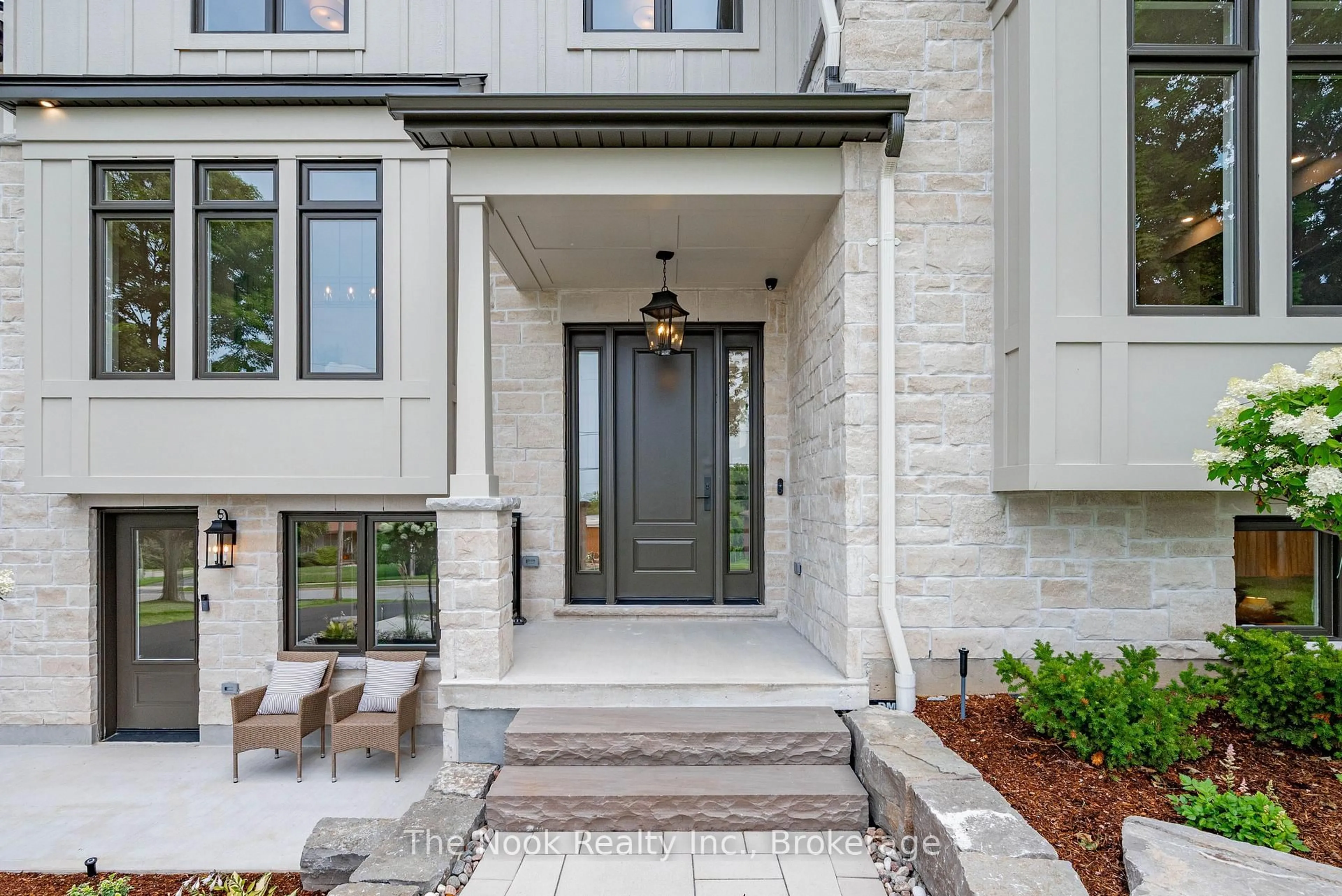 Indoor entryway for 153 Elizabeth Cres, Whitby Ontario L1N 3S1