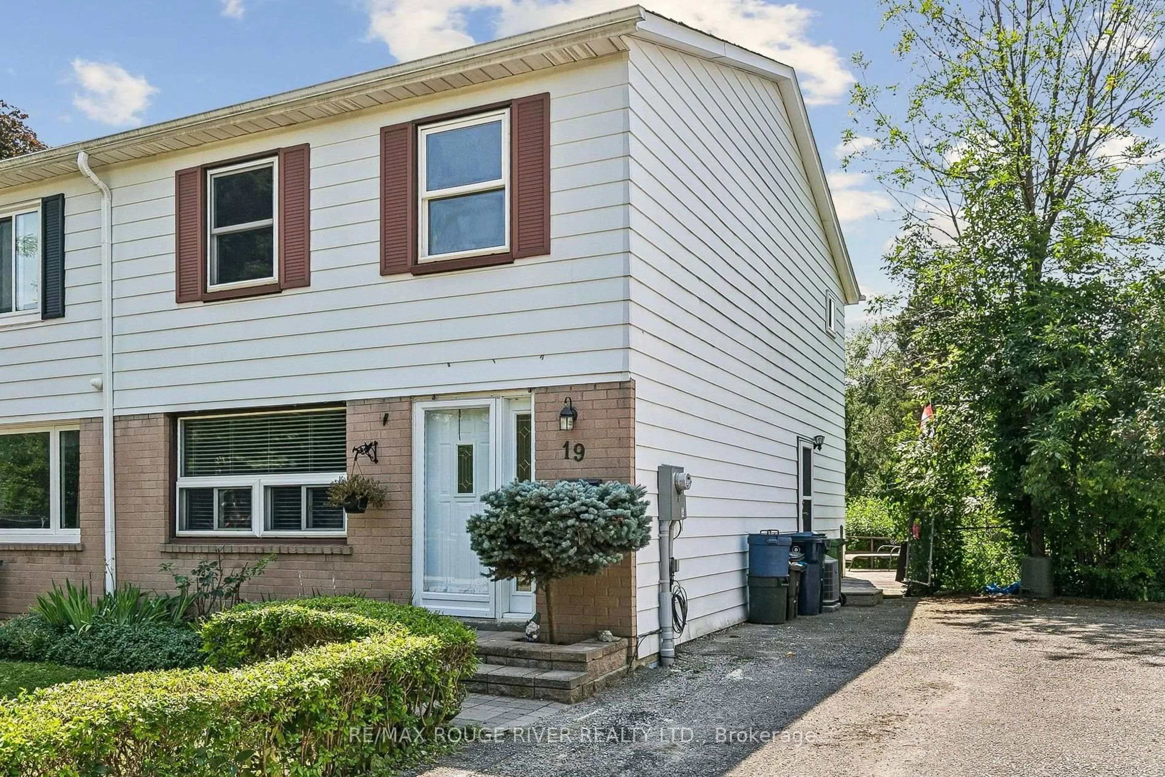 Home with vinyl exterior material, street for 19 TINBURY Pl, Toronto Ontario M1B 1J7