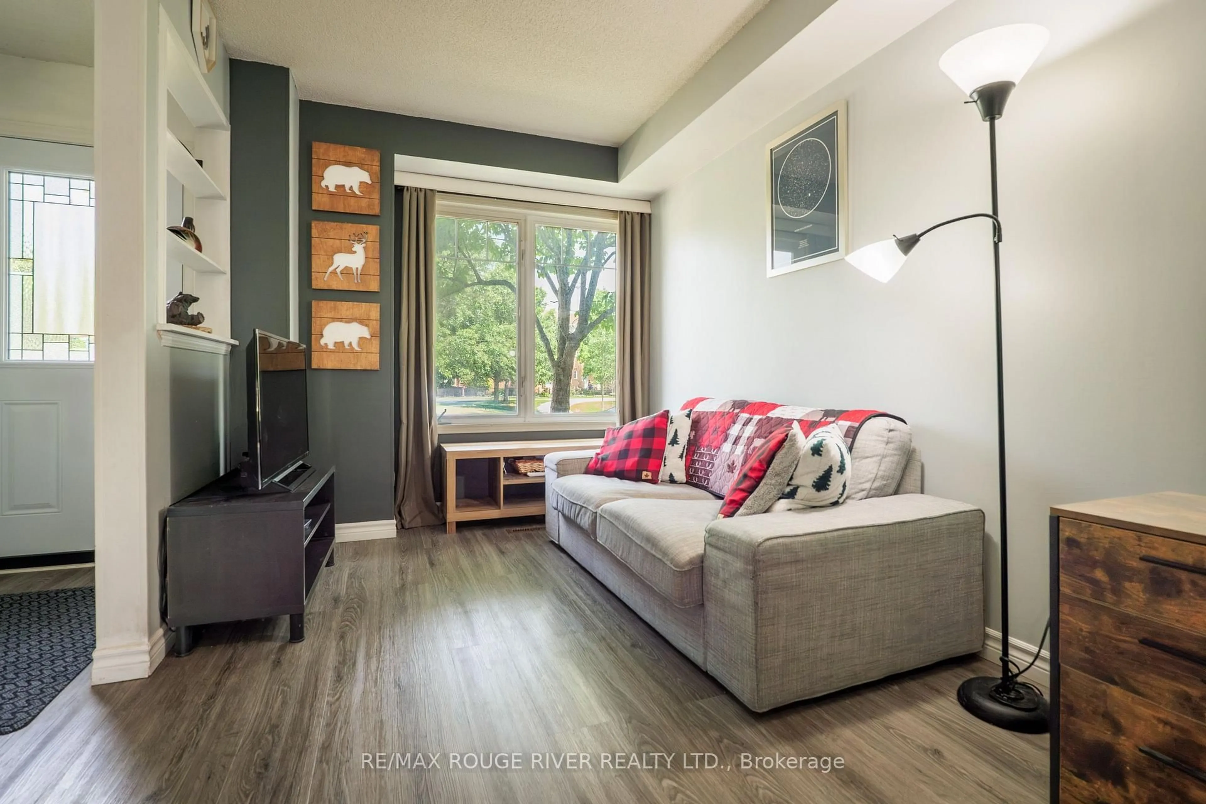 Living room with furniture, unknown for 23 Hedge End Rd #91, Toronto Ontario M1B 5Z4