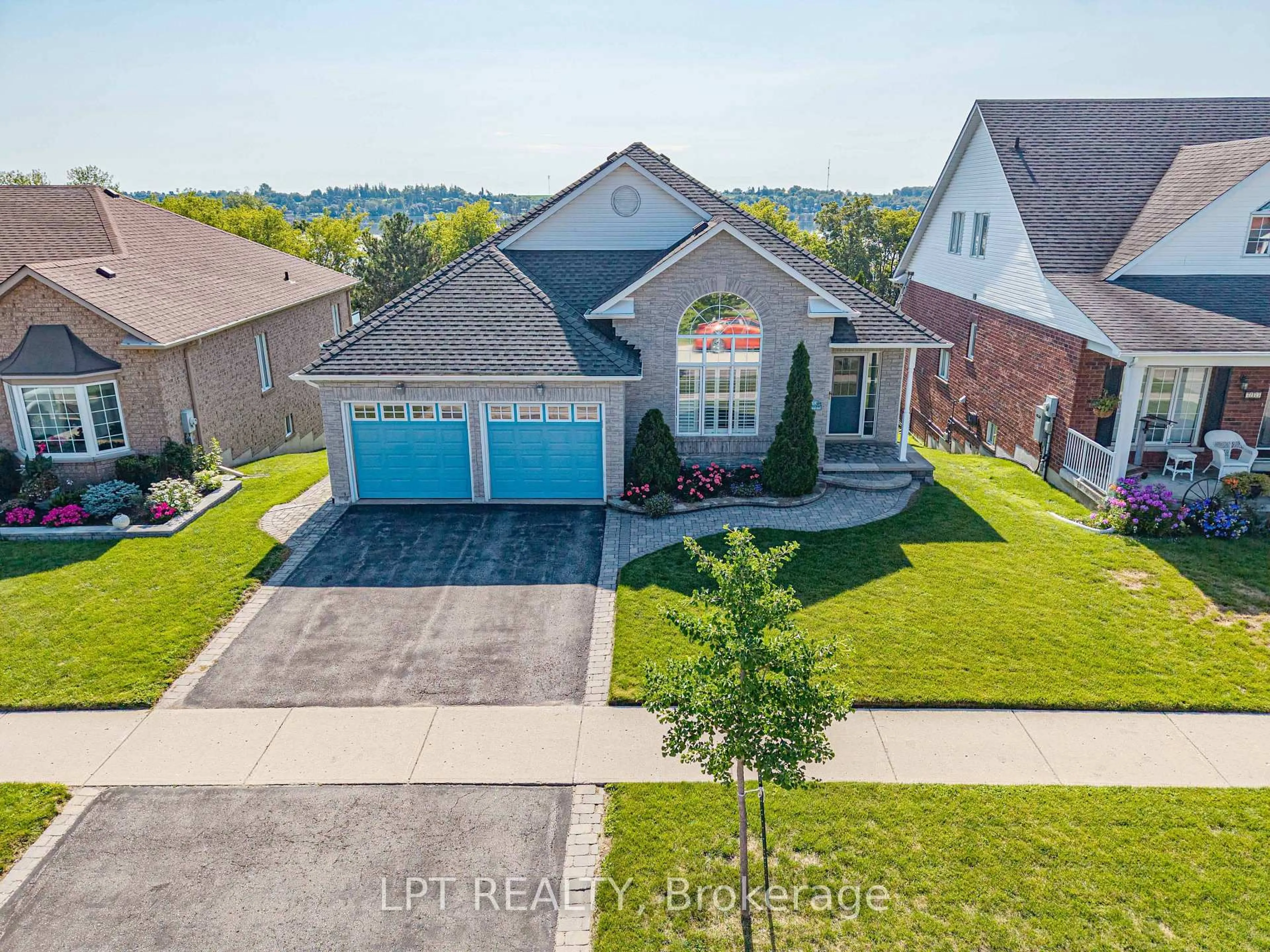 A pic from outside/outdoor area/front of a property/back of a property/a pic from drone, street for 219 Waterbury Cres, Scugog Ontario L9L 1S5