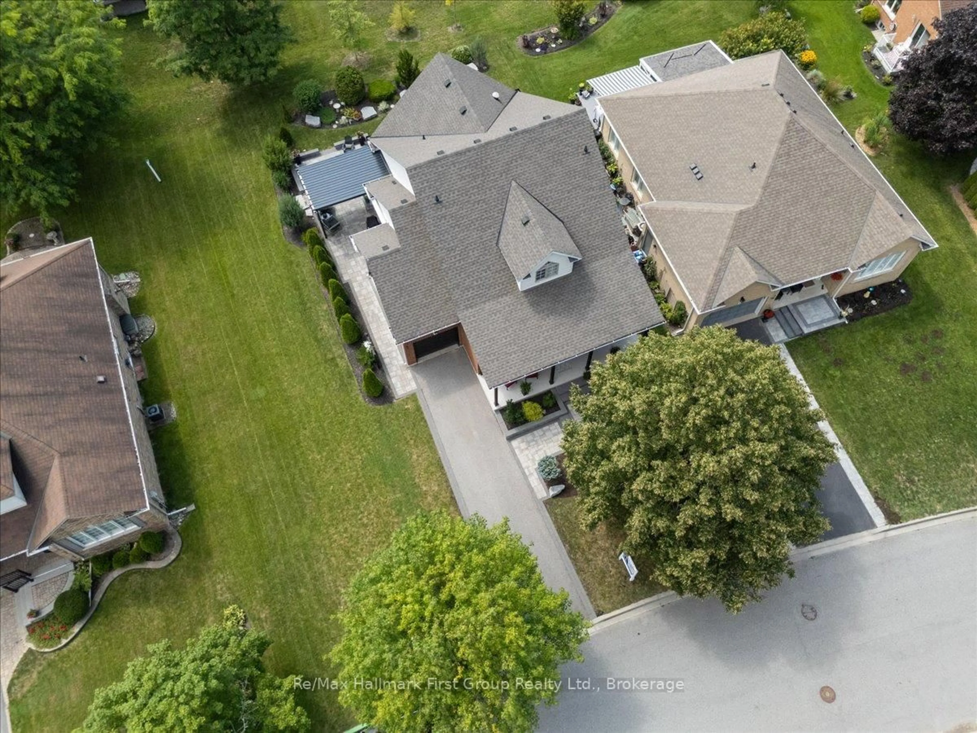 A pic from outside/outdoor area/front of a property/back of a property/a pic from drone, street for 64 Waterbury Cres, Scugog Ontario L9L 1R9