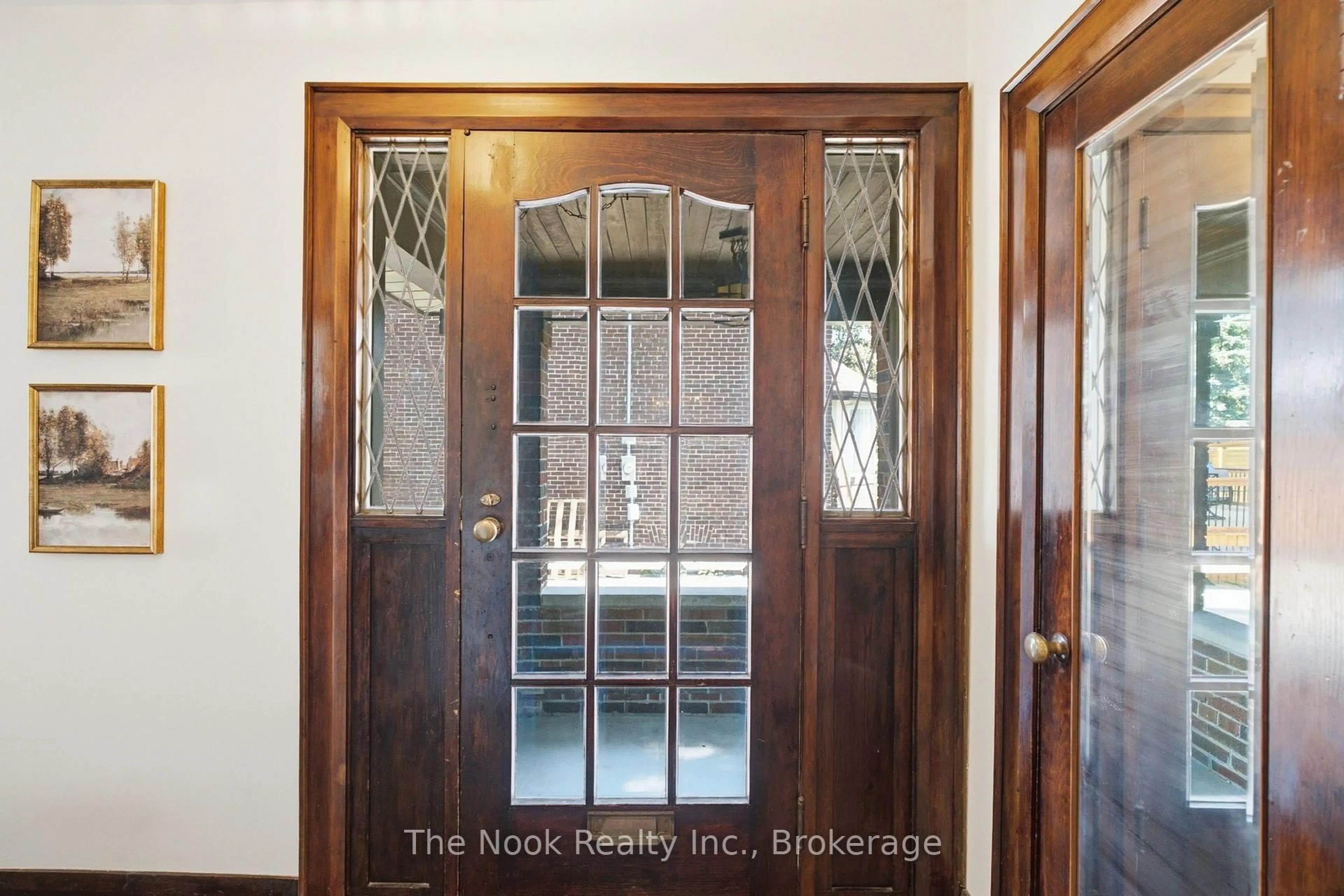 Indoor entryway for 641 Masson St, Oshawa Ontario L1G 5A4