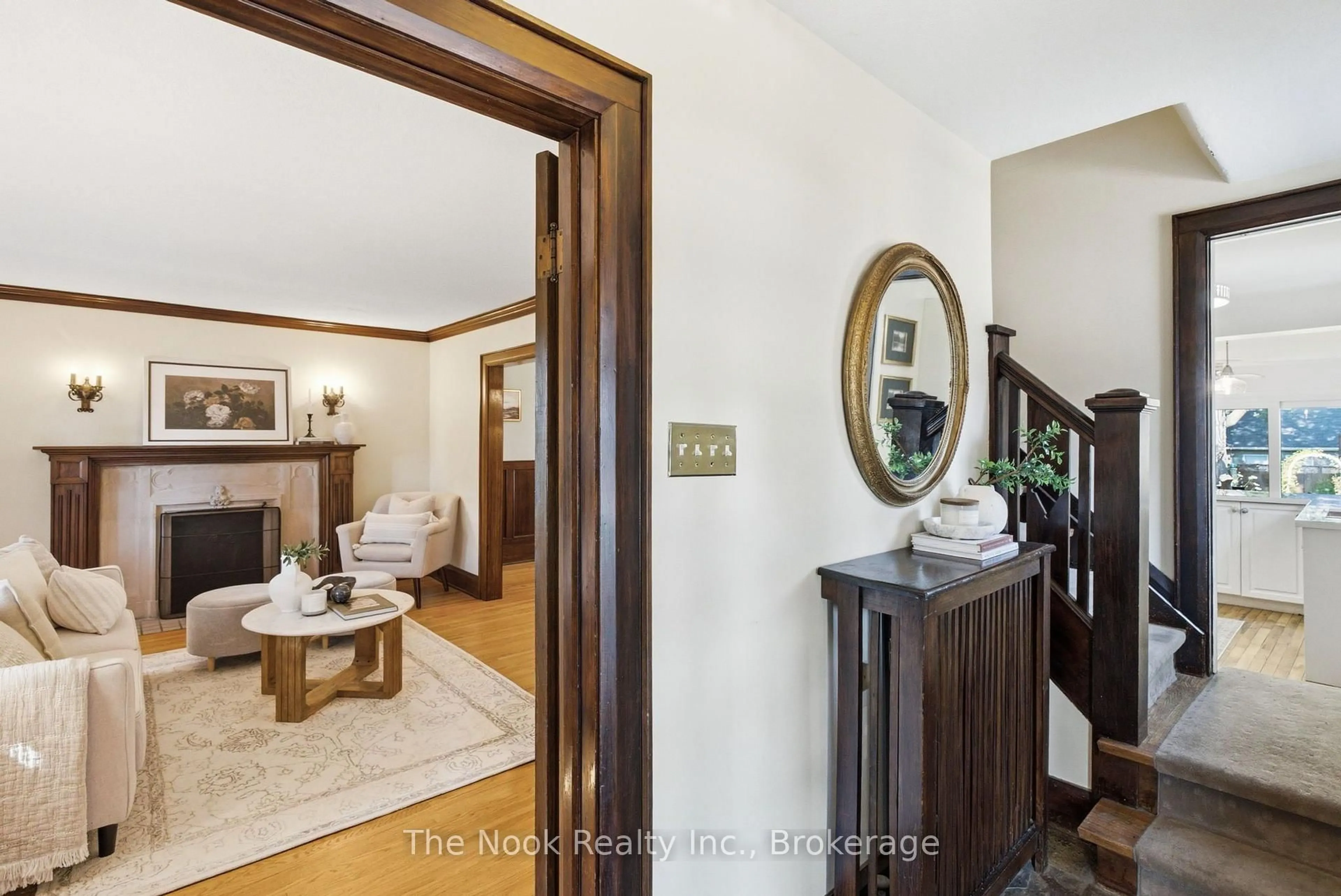 Indoor foyer for 641 Masson St, Oshawa Ontario L1G 5A4