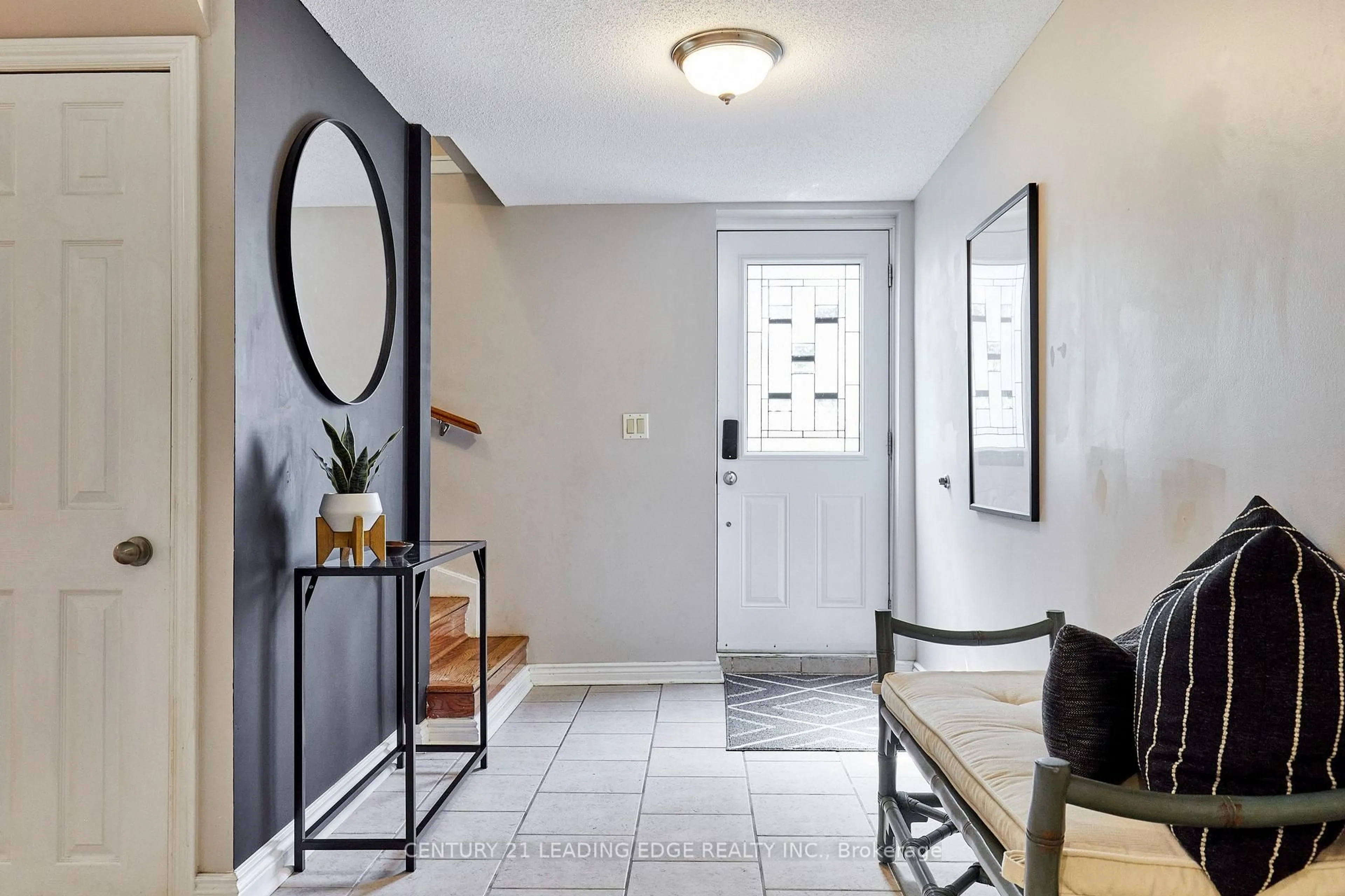 Indoor entryway for 1229 Norman Crt, Oshawa Ontario L1H 7X2