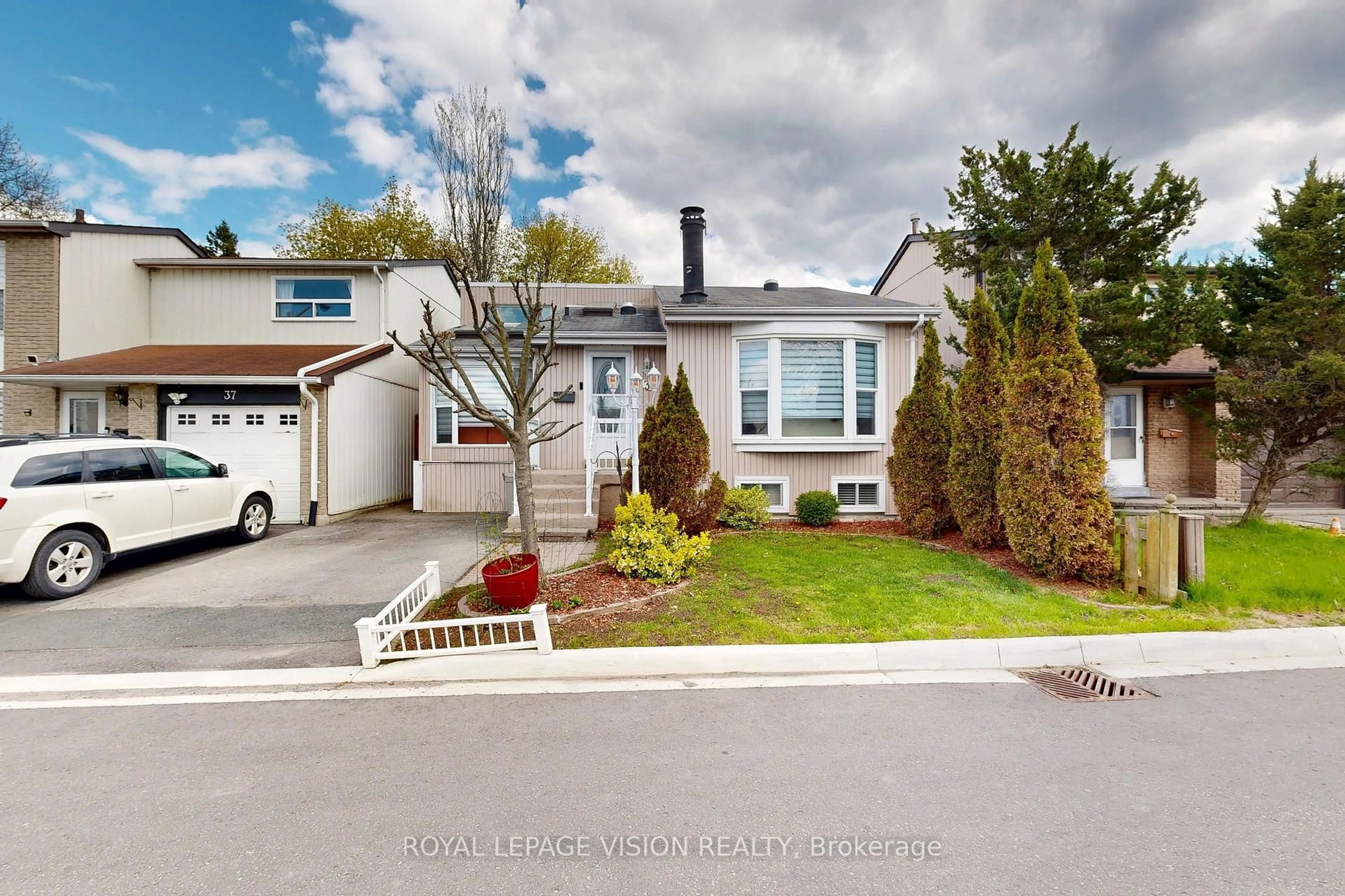 Home with vinyl exterior material, street for 39 Lucas Lane #16, Ajax Ontario L1S 3P7