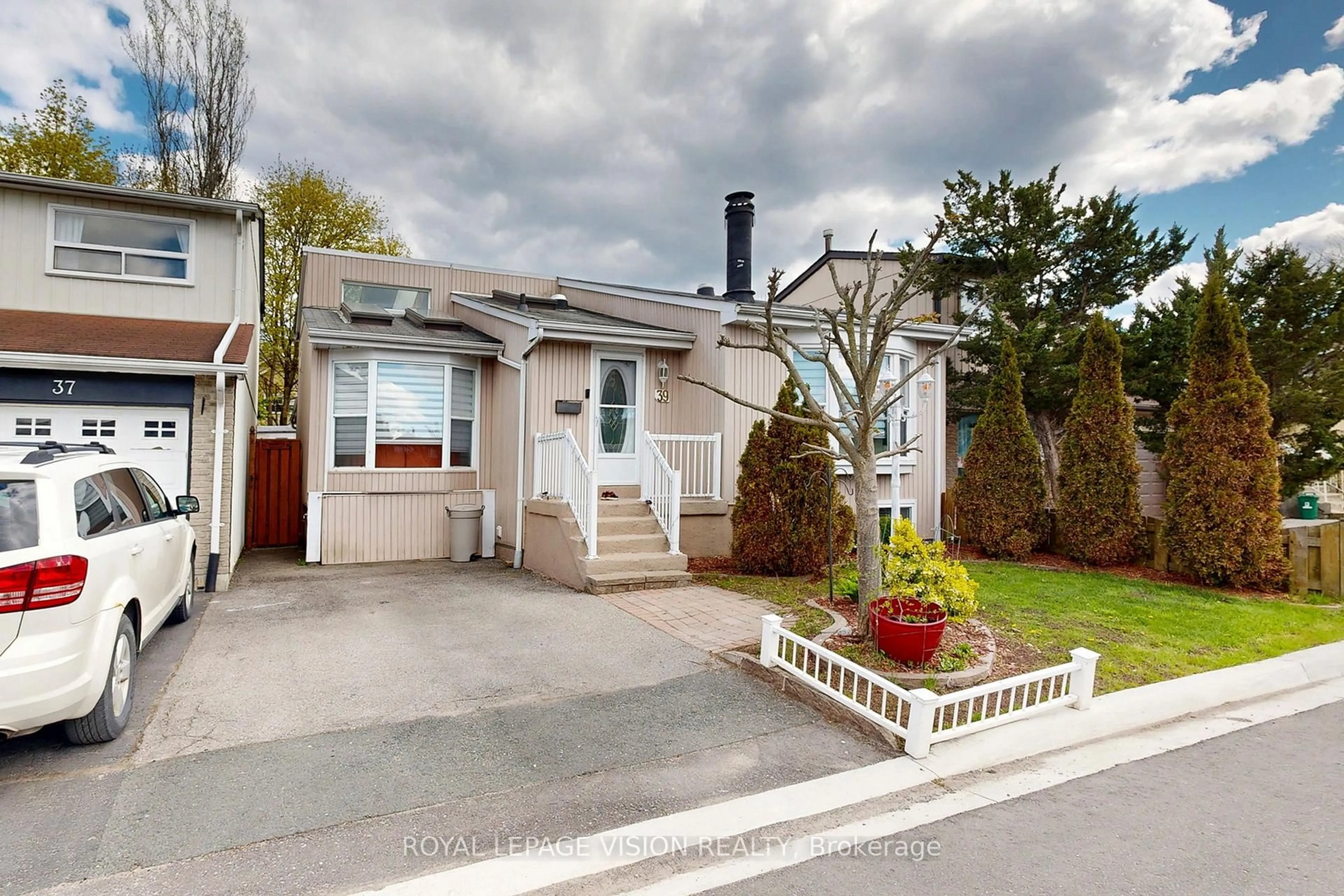 Home with vinyl exterior material, street for 39 Lucas Lane #16, Ajax Ontario L1S 3P7