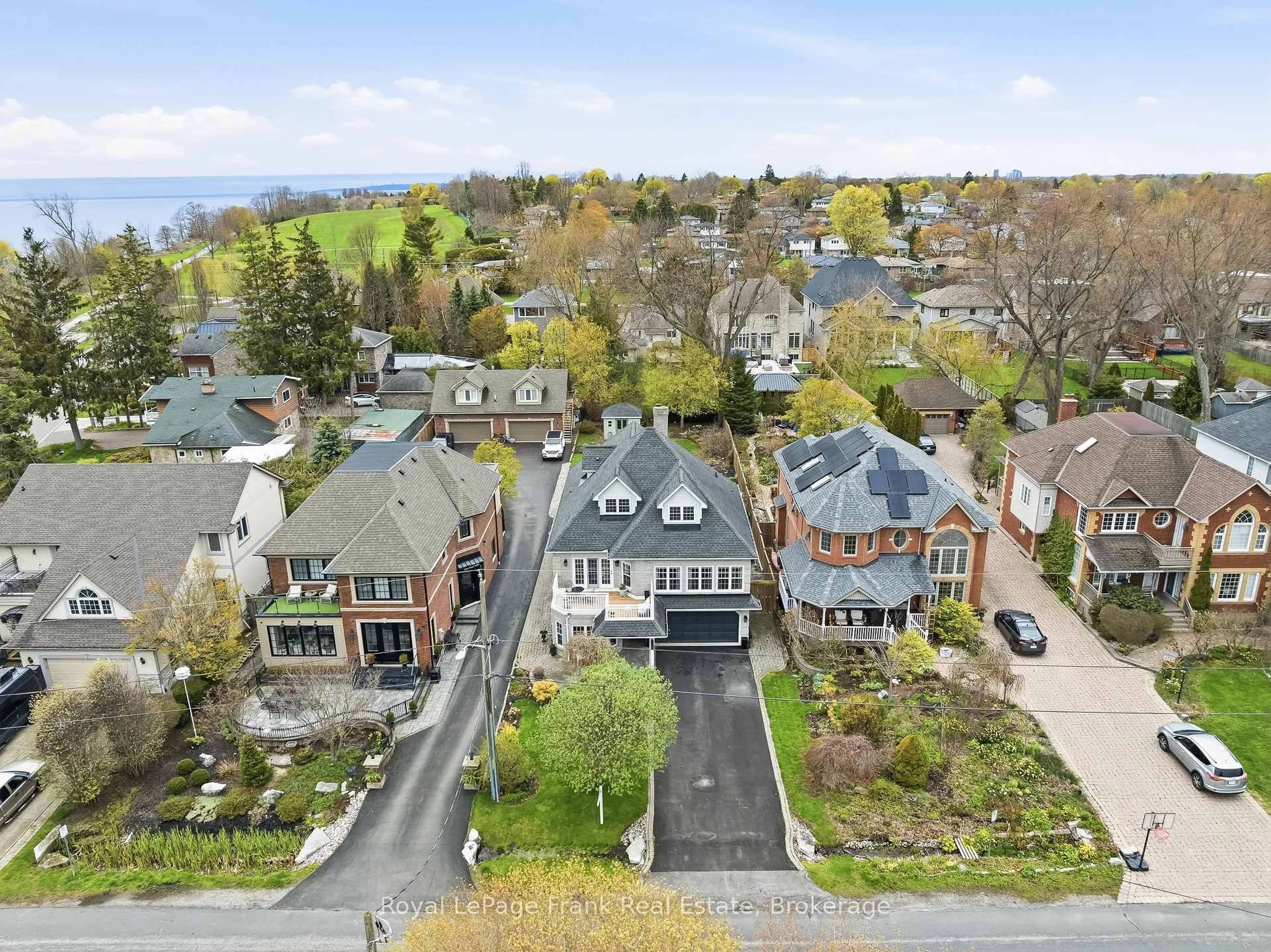 A pic from outside/outdoor area/front of a property/back of a property/a pic from drone, street for 470 Poplar Ave, Ajax Ontario L1S 1E8