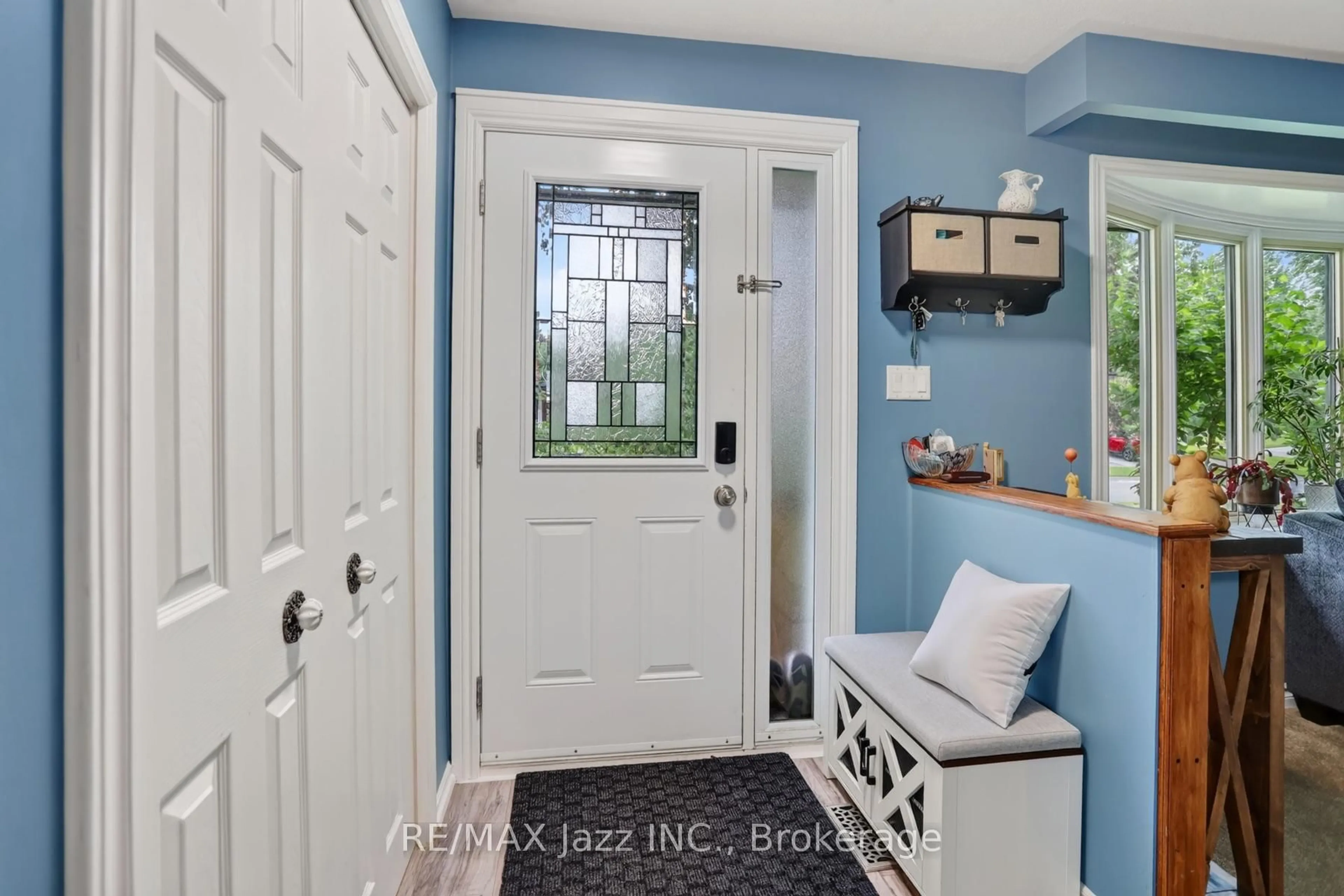 Indoor entryway for 330 Waverly St, Oshawa Ontario L1J 5W1