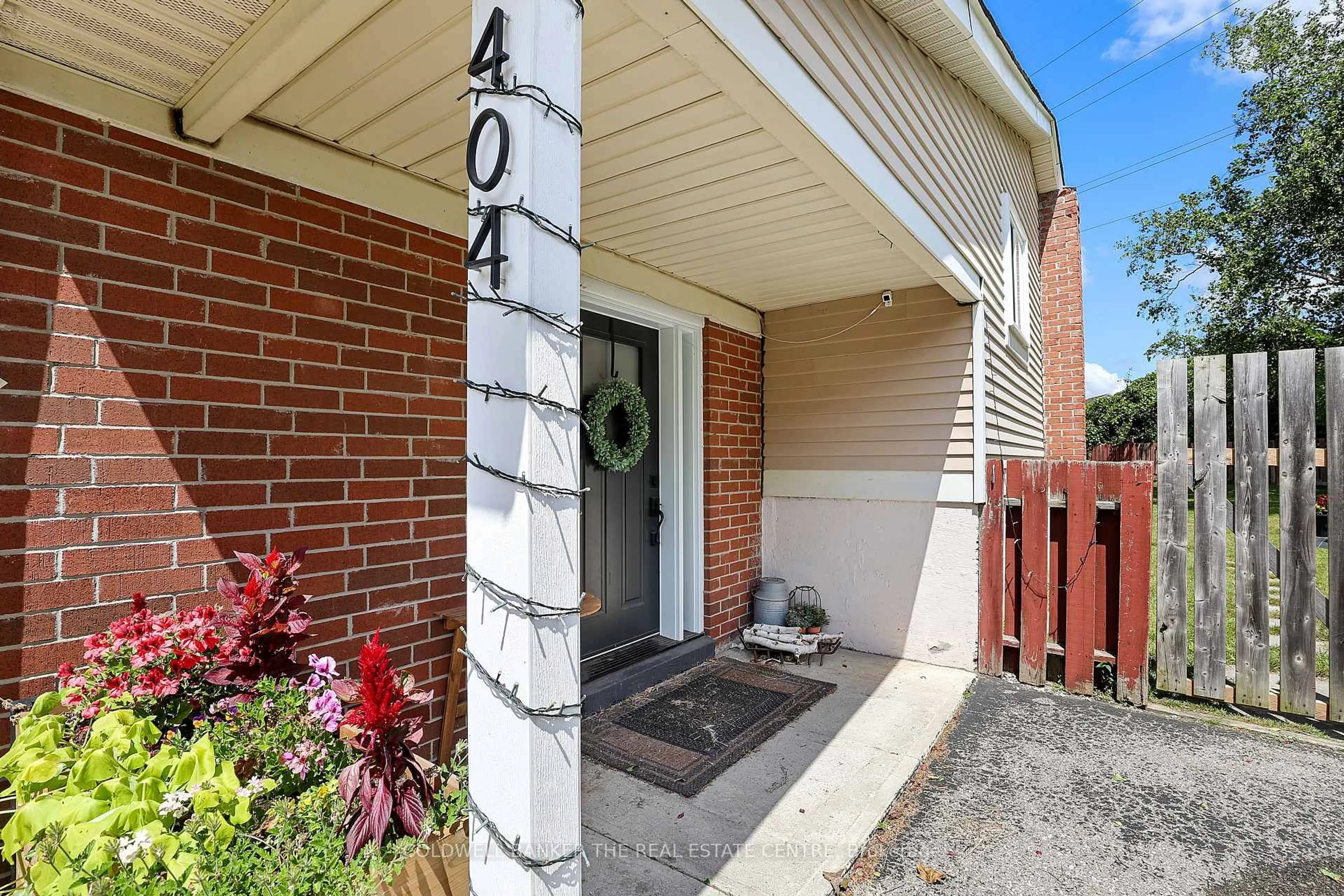 Indoor entryway for 404 Burnley Crt, Oshawa Ontario L1G 7G6