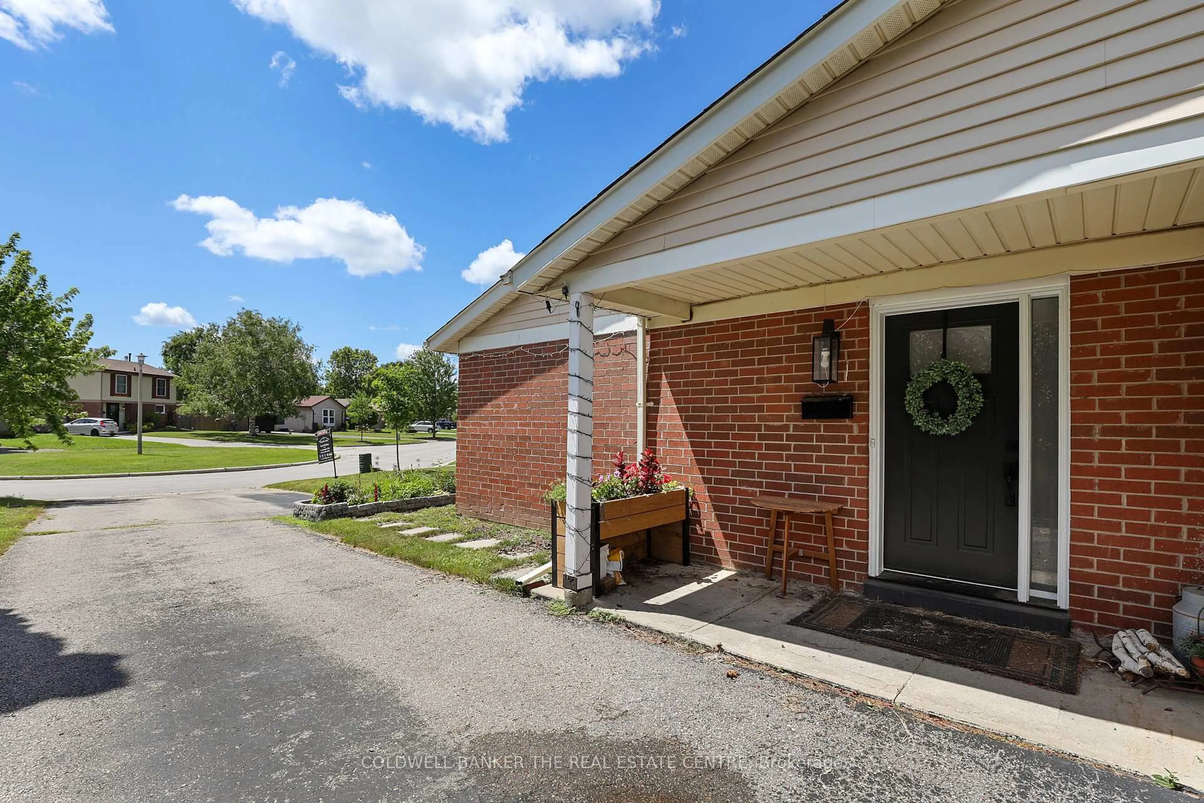 Unknown for 404 Burnley Crt, Oshawa Ontario L1G 7G6
