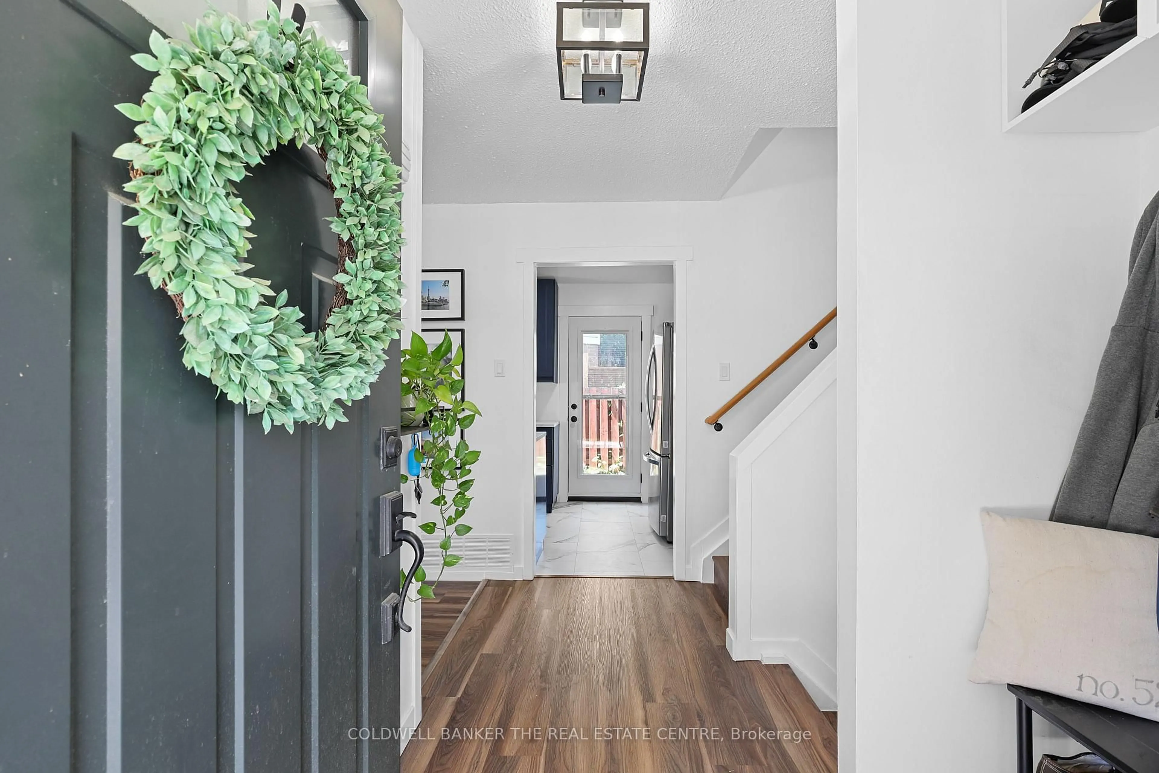 Indoor entryway for 404 Burnley Crt, Oshawa Ontario L1G 7G6