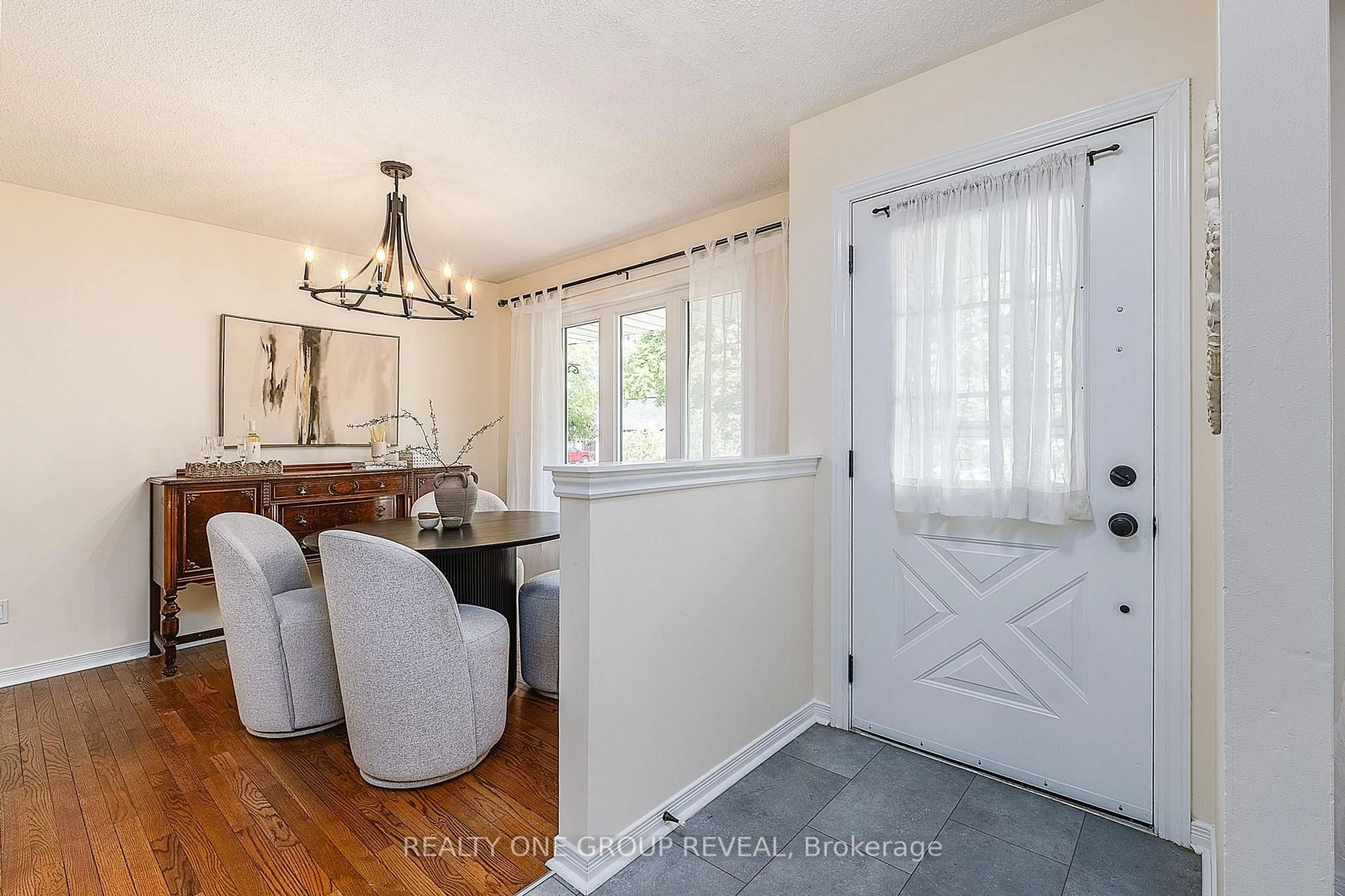 Dining room, unknown for 133 Calais St, Whitby Ontario L1N 5M3