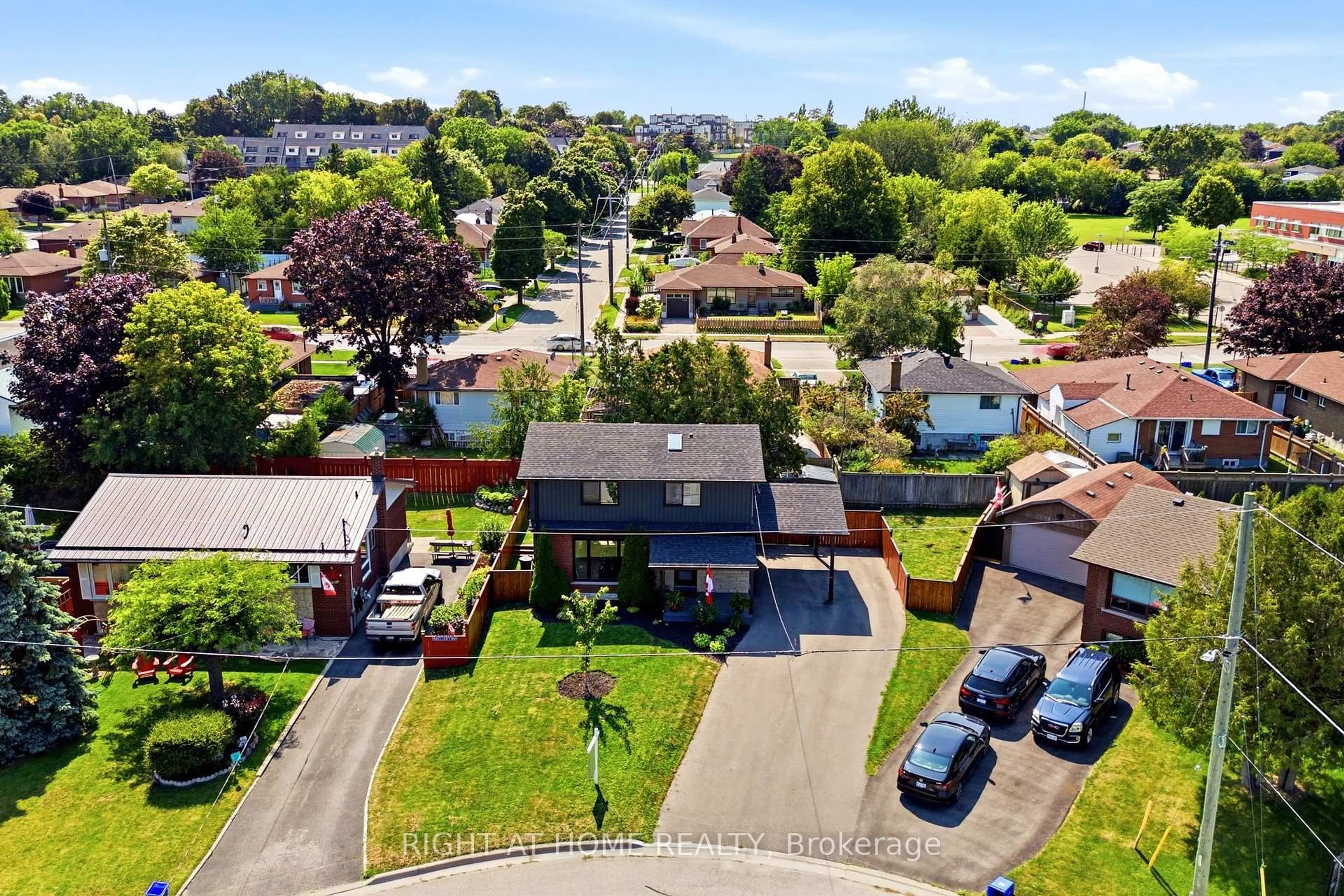 A pic from outside/outdoor area/front of a property/back of a property/a pic from drone, street for 560 Tennyson Ave, Oshawa Ontario L1H 3J8