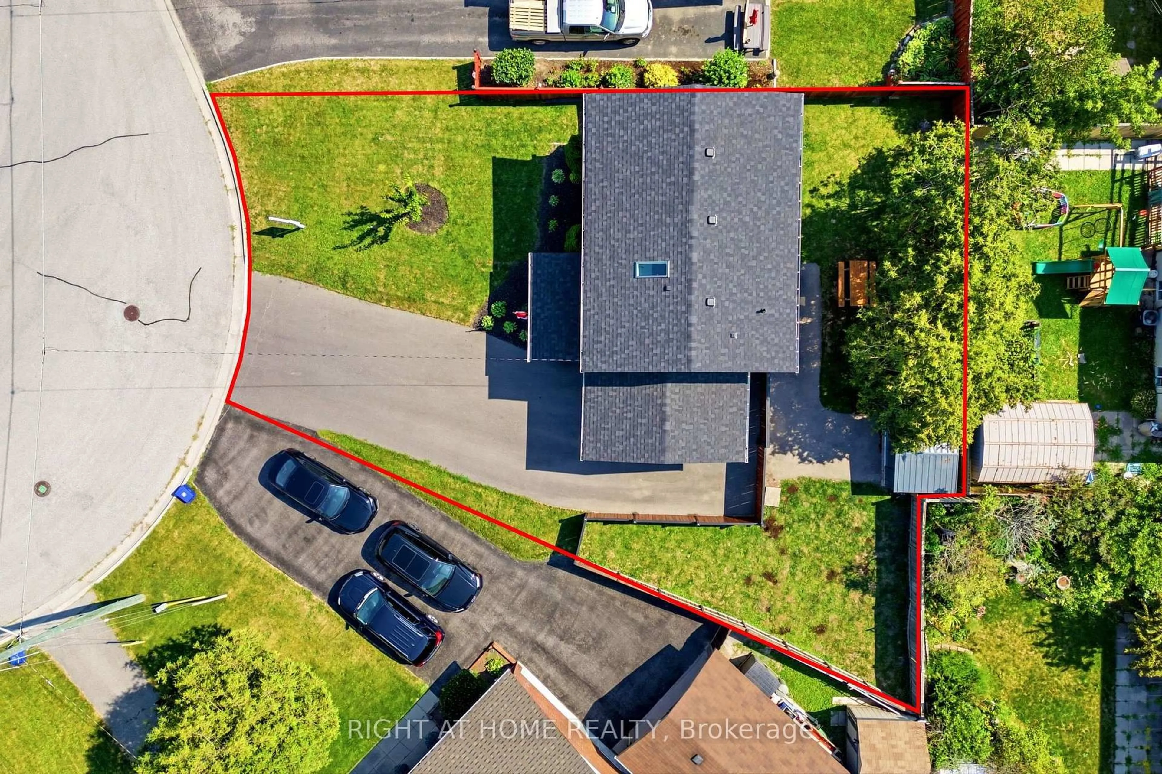 A pic from outside/outdoor area/front of a property/back of a property/a pic from drone, street for 560 Tennyson Ave, Oshawa Ontario L1H 3J8