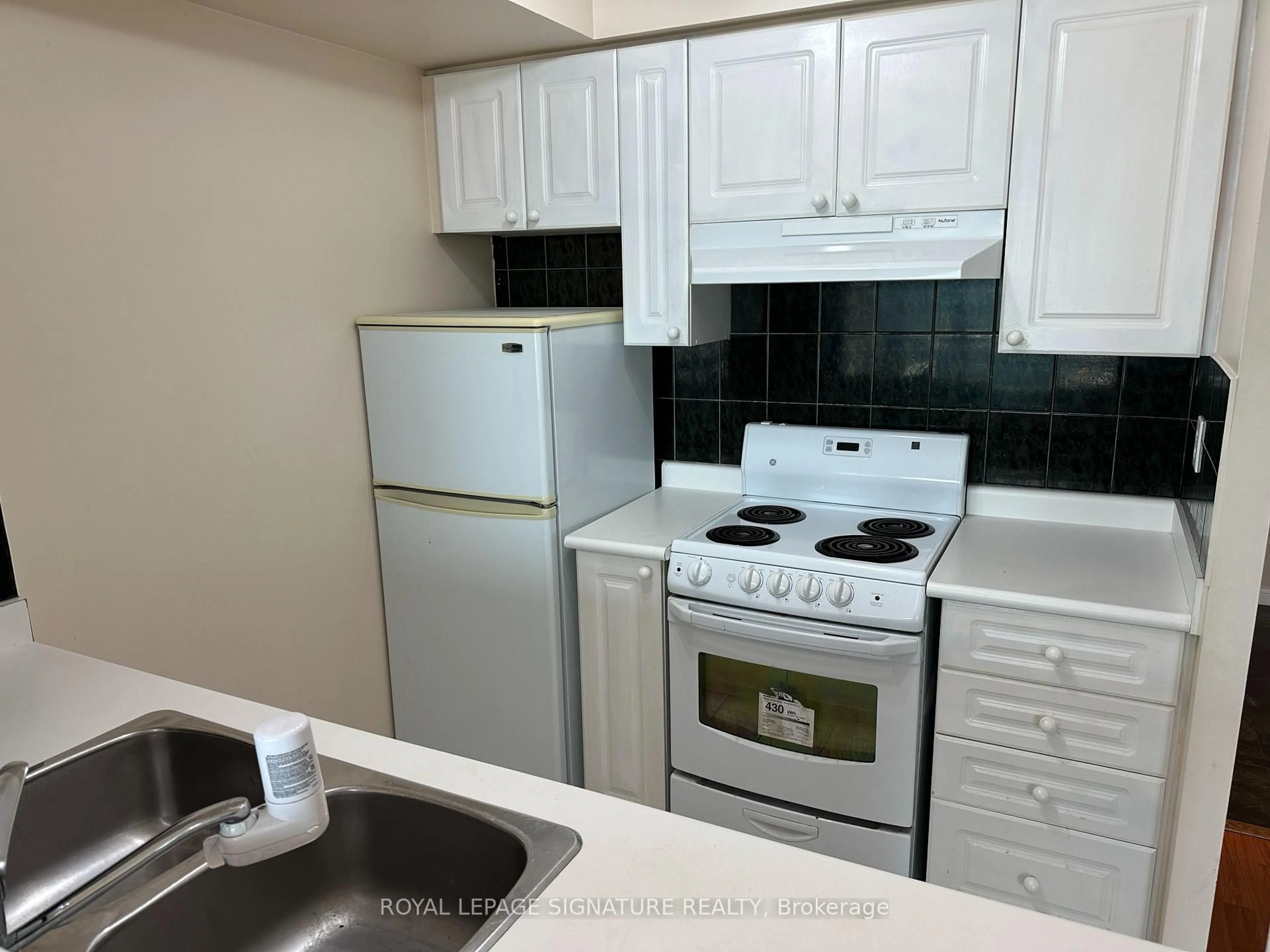 Standard kitchen, unknown for 18 Lee Centre Dr #1113, Toronto Ontario M1H 3H5