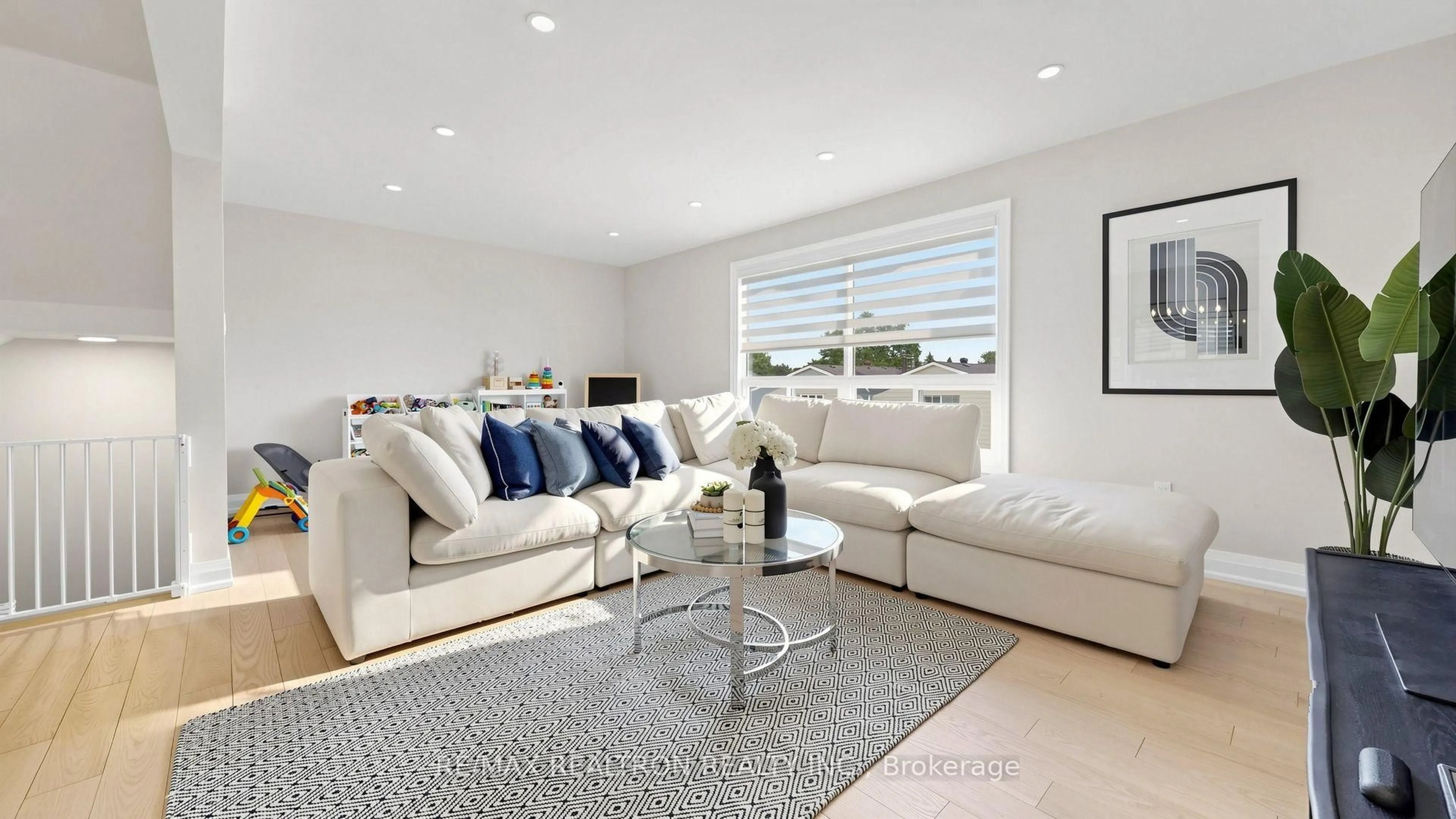Living room with furniture, unknown for 2221 Warden Ave, Toronto Ontario M1T 1V5
