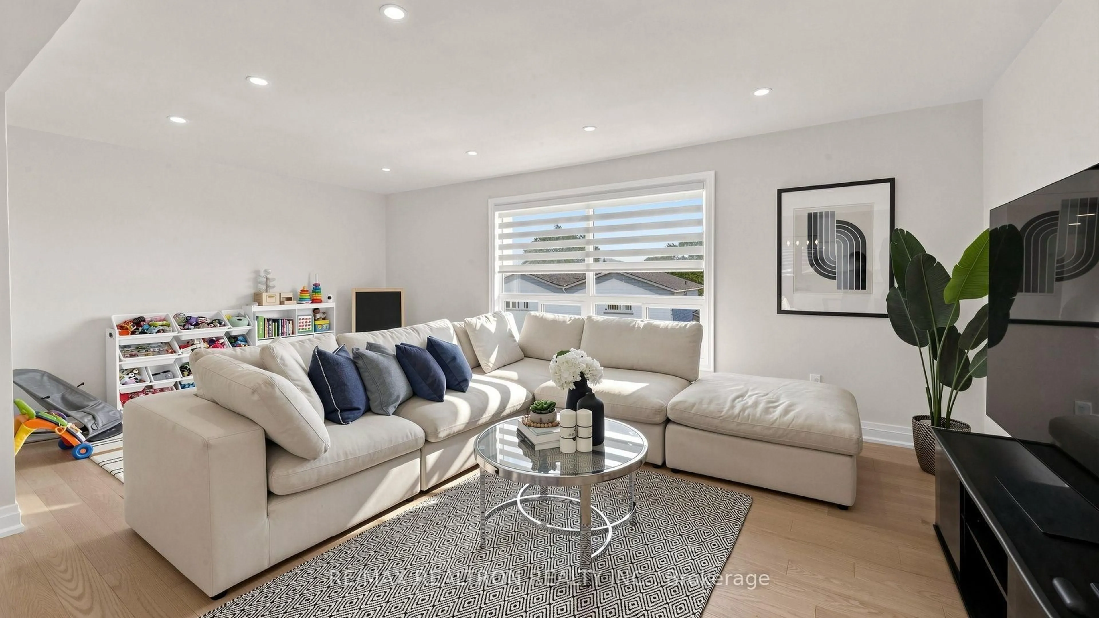 Living room with furniture, unknown for 2221 Warden Ave, Toronto Ontario M1T 1V5