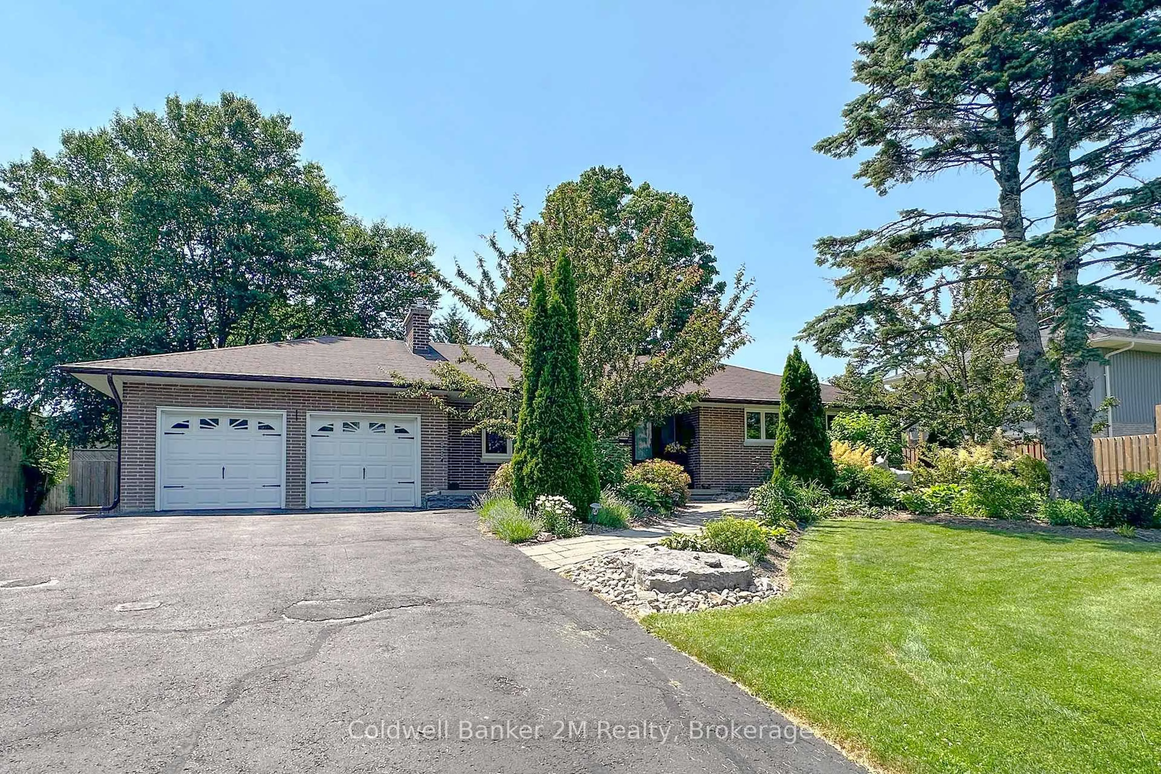 A pic from outside/outdoor area/front of a property/back of a property/a pic from drone, water/lake/river/ocean view for 276 Park Rd, Oshawa Ontario L1G 4T1