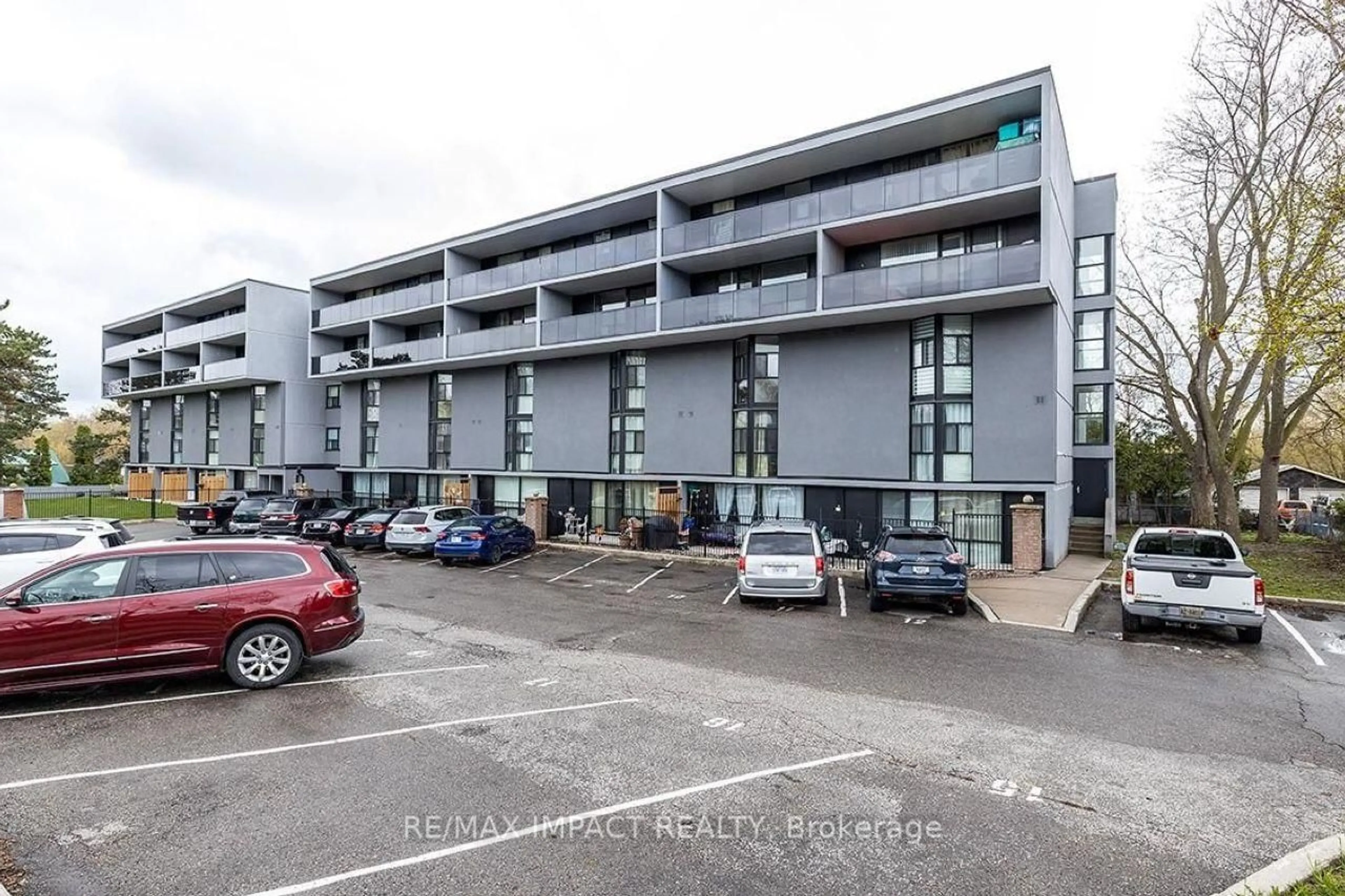 A pic from outside/outdoor area/front of a property/back of a property/a pic from drone, building for 454 Centre St #108, Oshawa Ontario L1H 4C2
