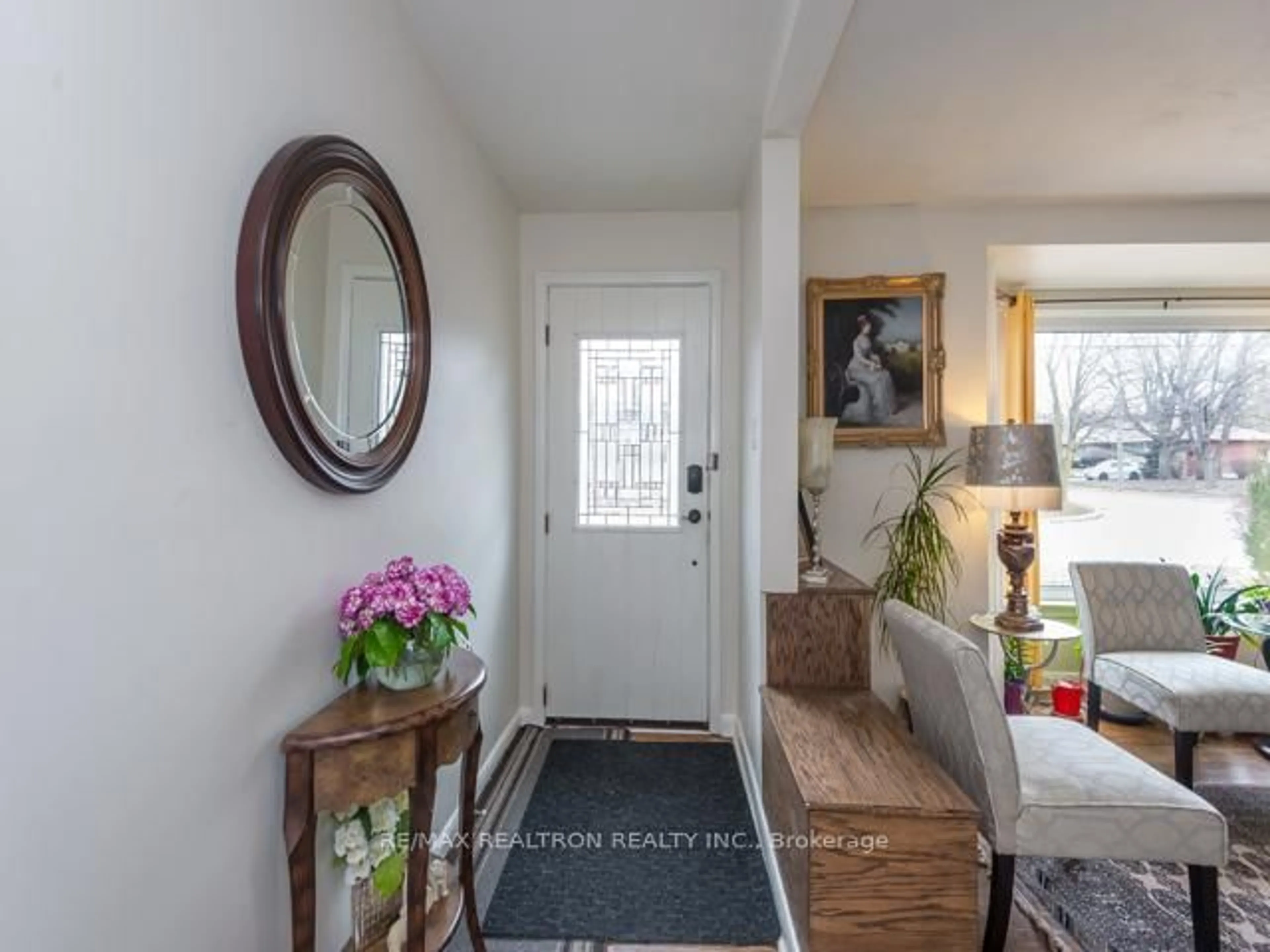 Indoor entryway for 505 Colborne St, Whitby Ontario L1N 1W6