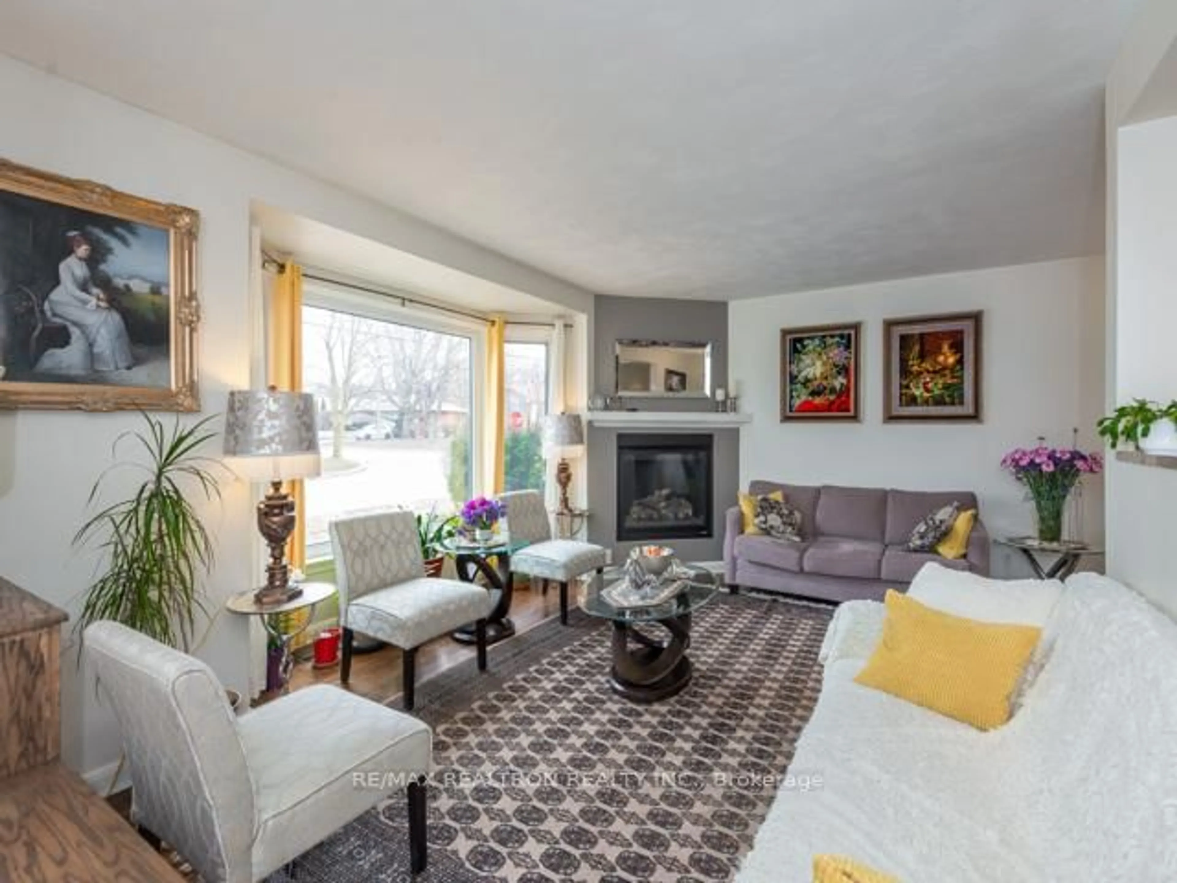 Living room with furniture, unknown for 505 Colborne St, Whitby Ontario L1N 1W6
