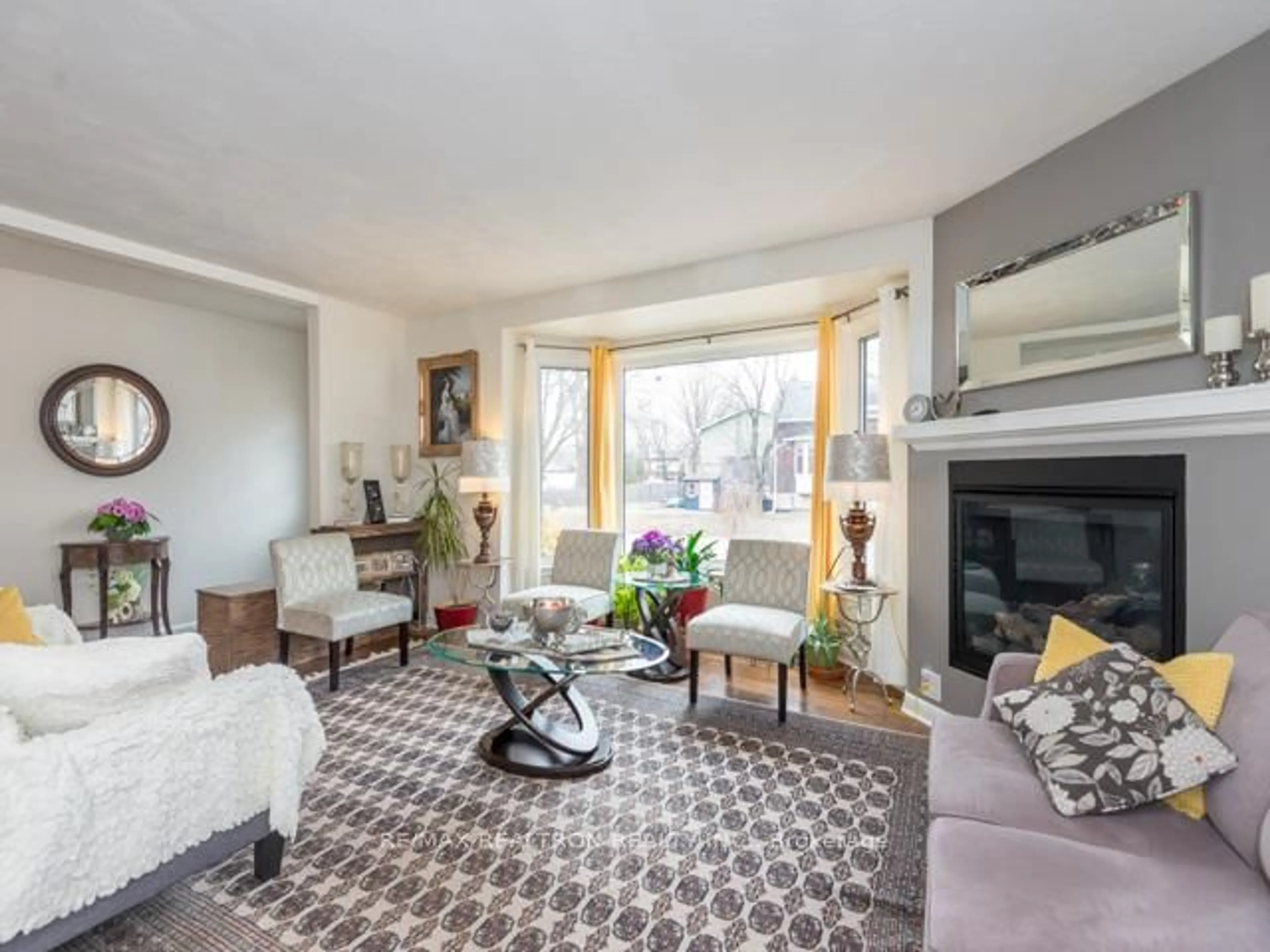 Living room with furniture, unknown for 505 Colborne St, Whitby Ontario L1N 1W6