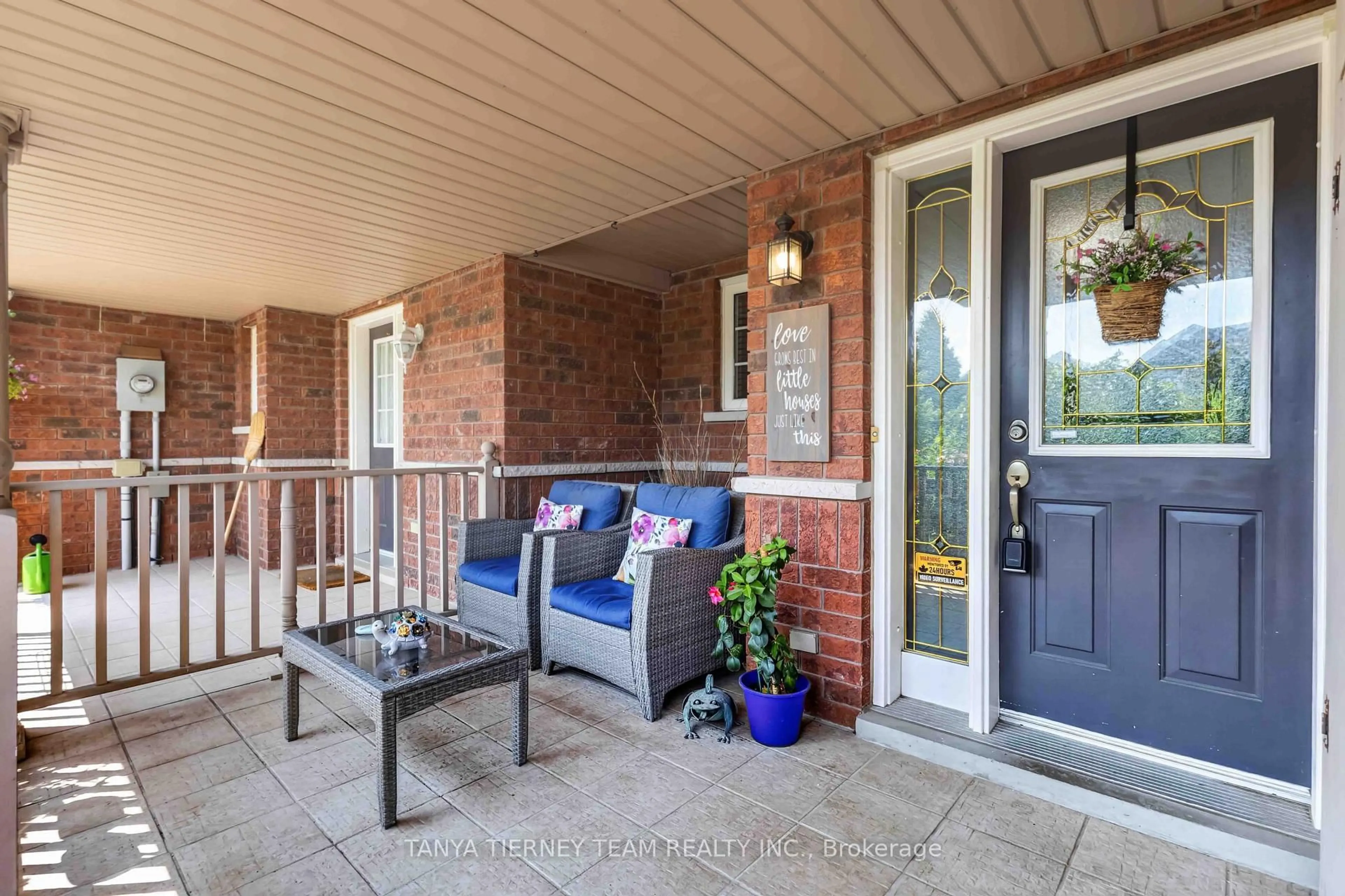 Patio, street for 22 Sinden Dr, Whitby Ontario L1M 2B8