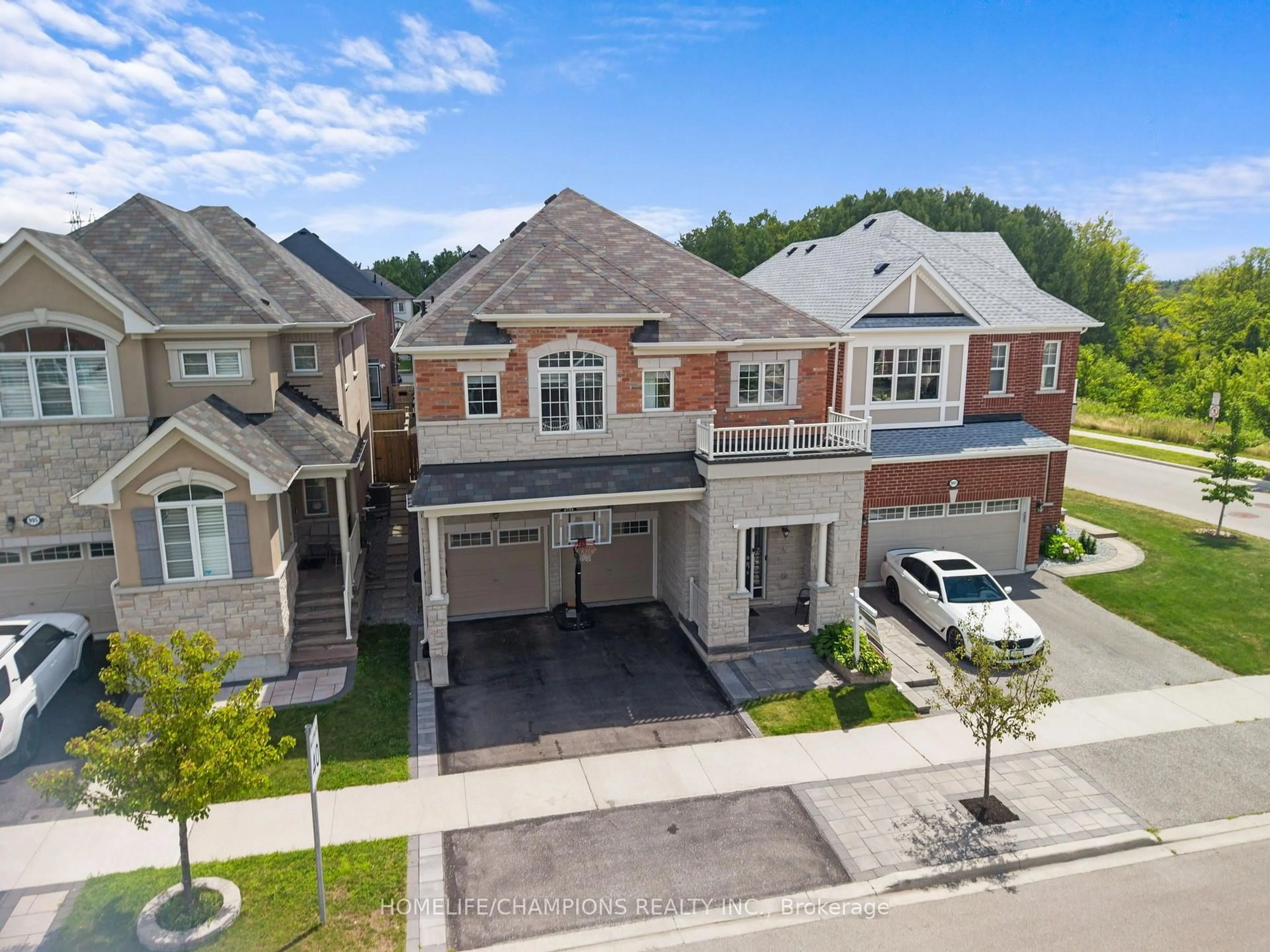 A pic from outside/outdoor area/front of a property/back of a property/a pic from drone, street for 993 Dragonfly Ave, Pickering Ontario L1X 0E9
