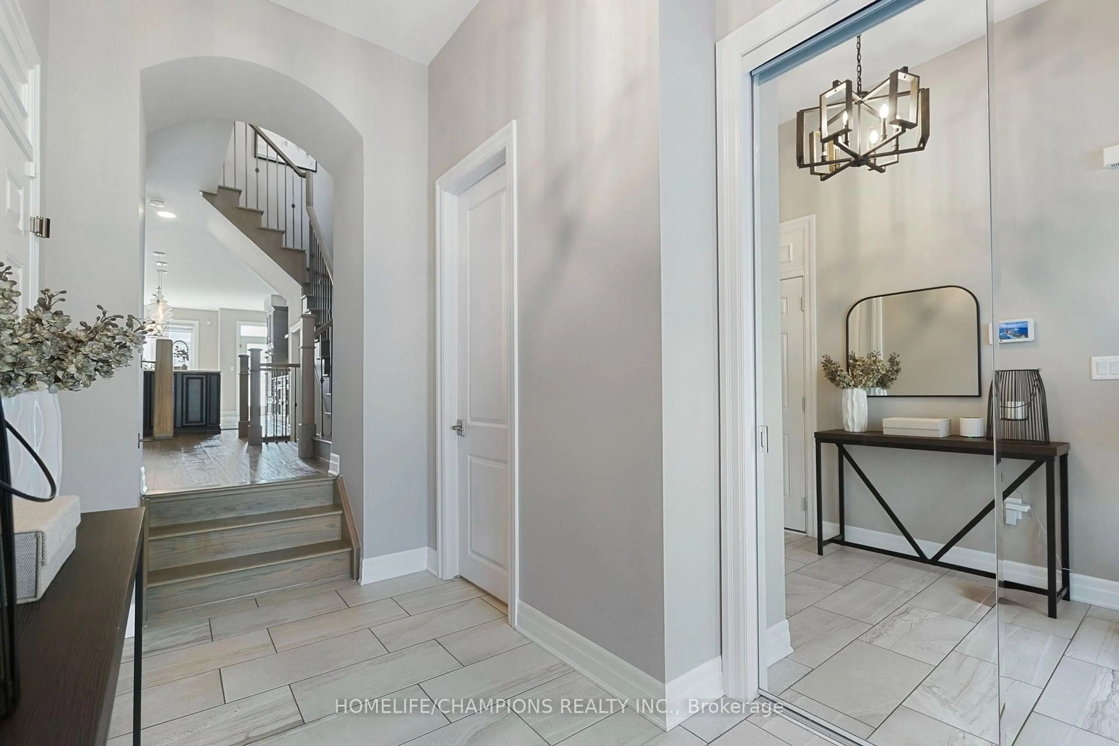 Indoor entryway for 993 Dragonfly Ave, Pickering Ontario L1X 0E9