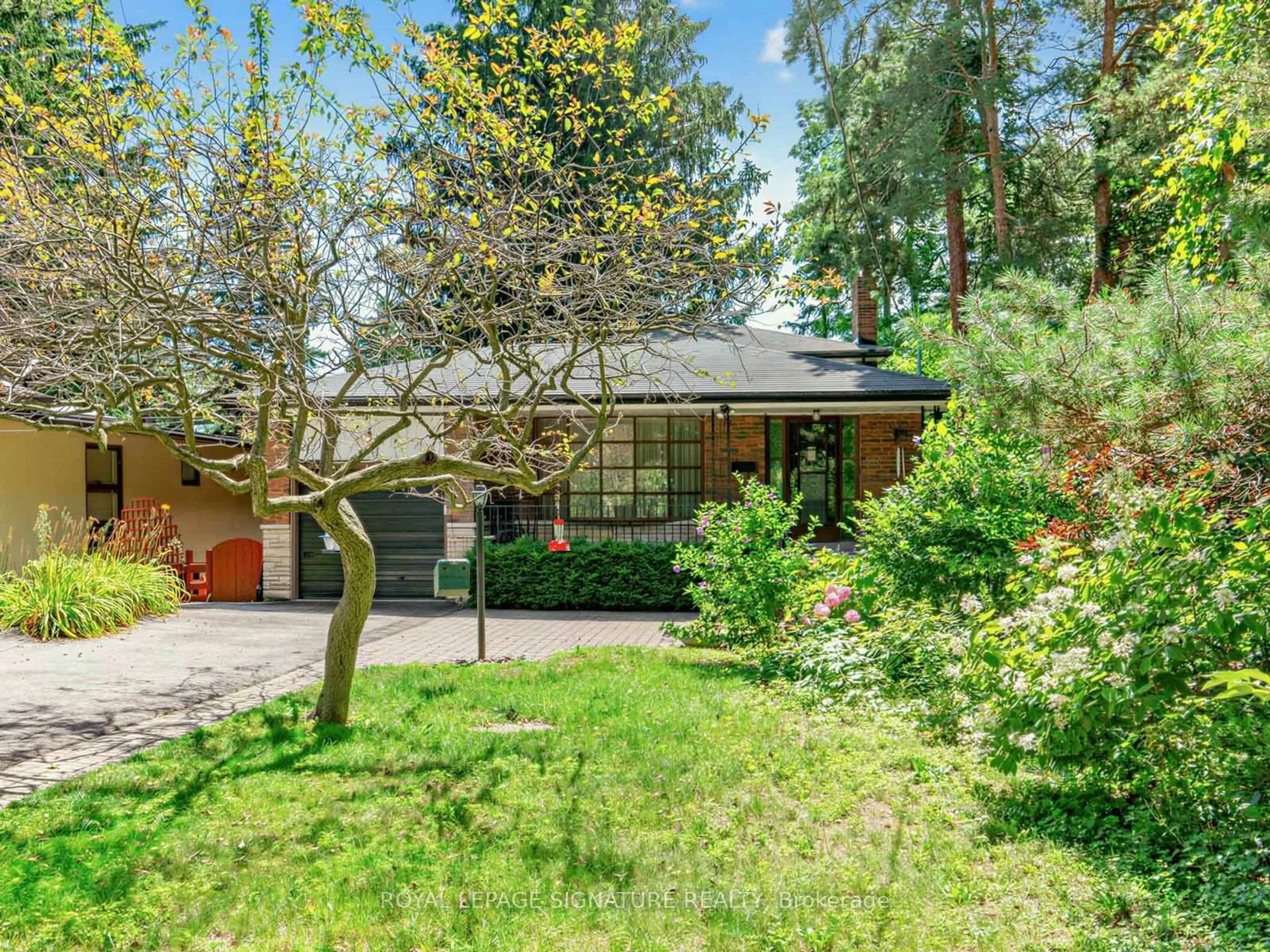 A pic from outside/outdoor area/front of a property/back of a property/a pic from drone, street for 162 Bathgate Dr, Toronto Ontario M1C 1T5