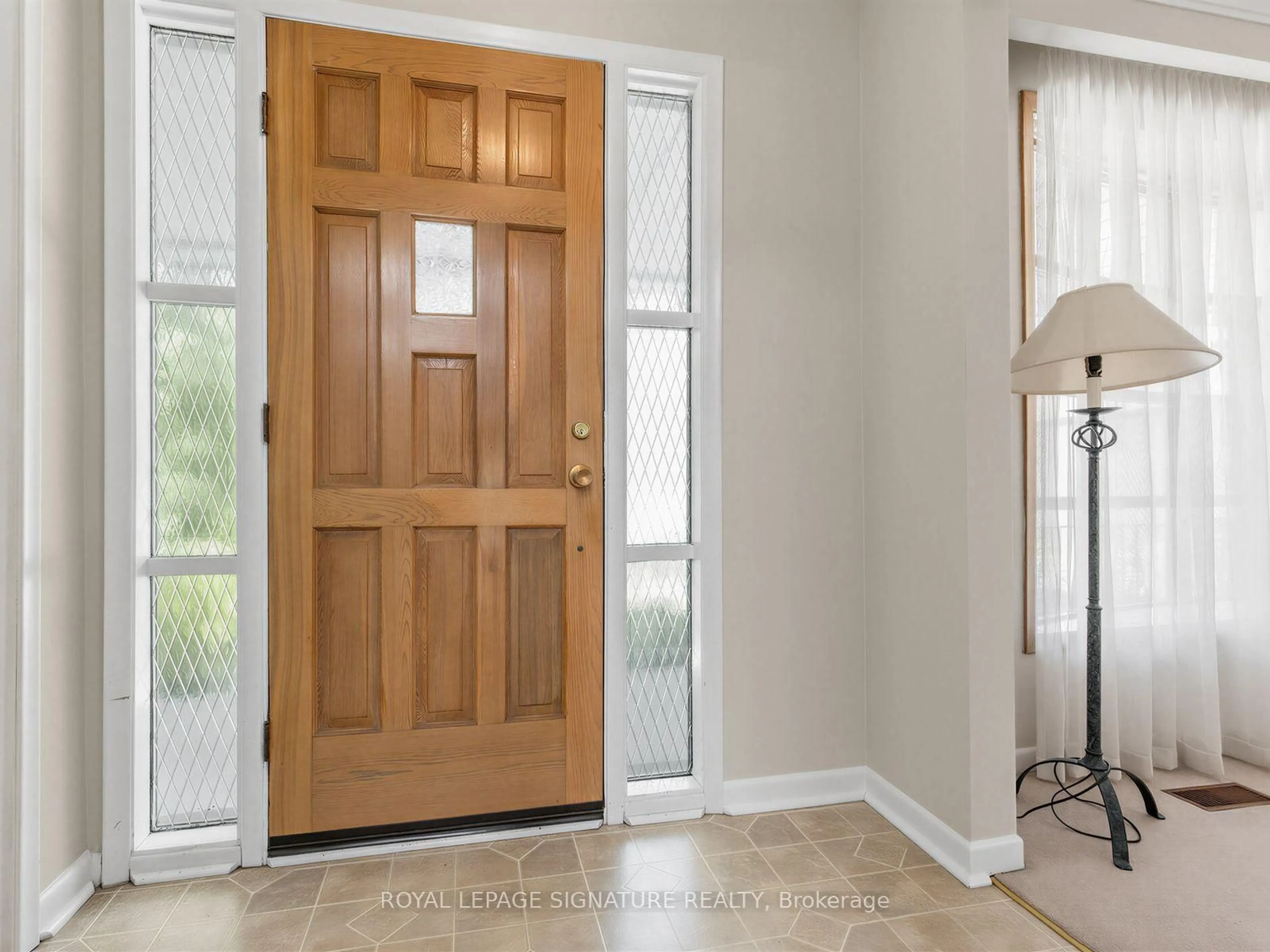 Indoor entryway for 162 Bathgate Dr, Toronto Ontario M1C 1T5