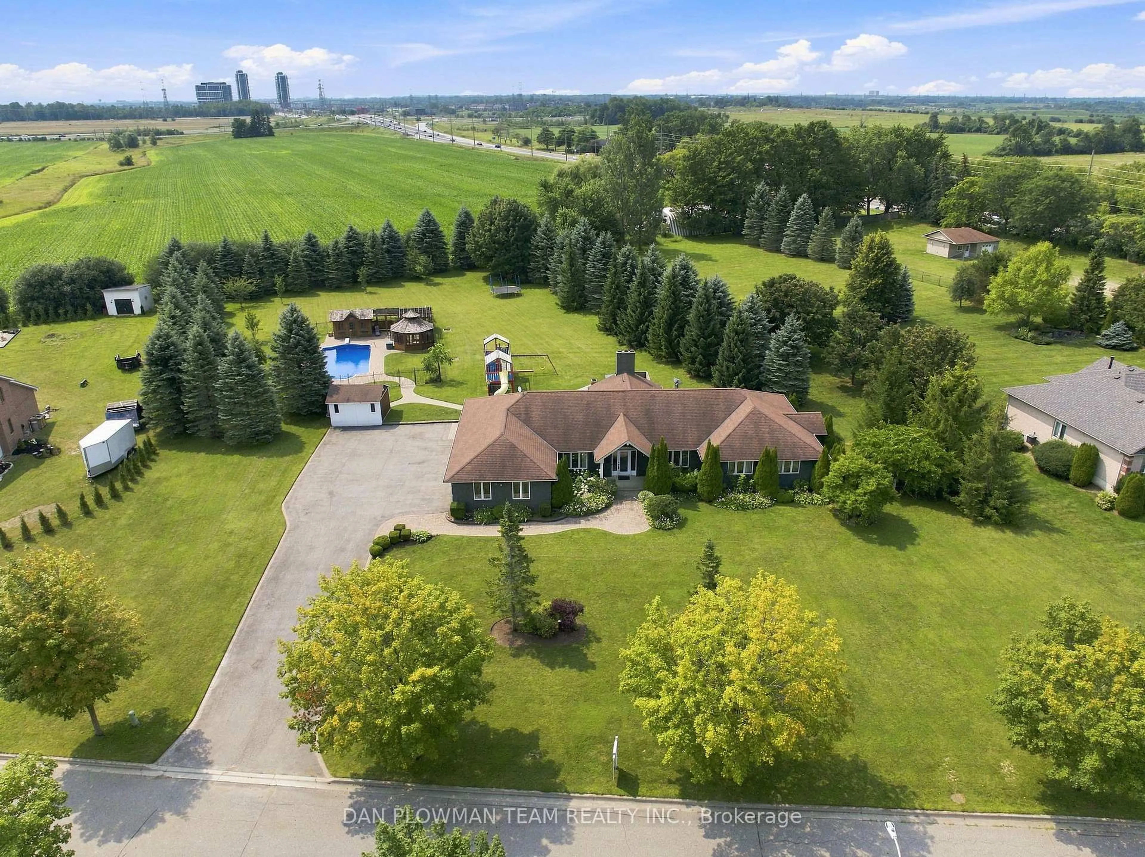 A pic from outside/outdoor area/front of a property/back of a property/a pic from drone, unknown for 11 Steepleview Crt, Oshawa Ontario L1H 0S6