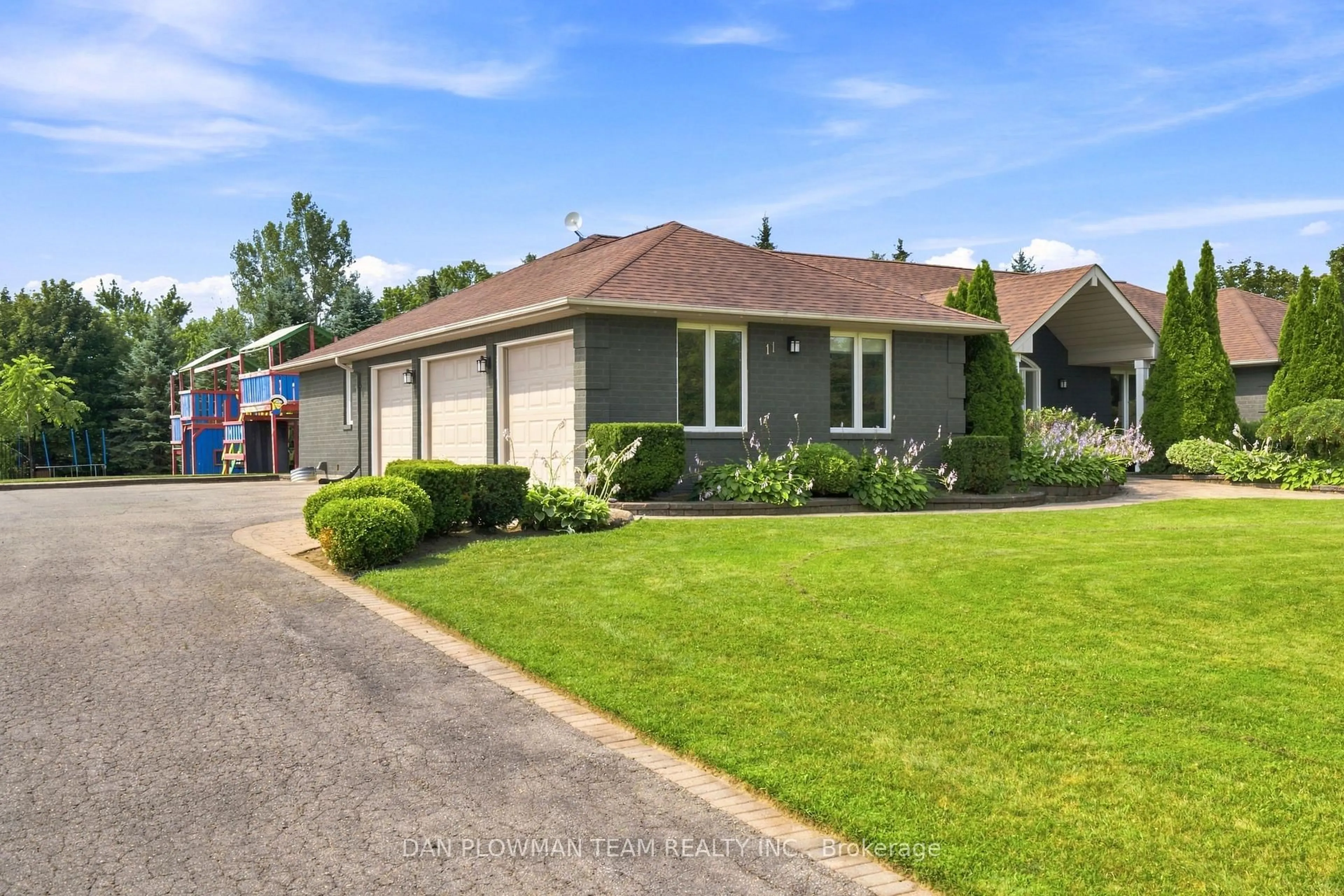 Home with brick exterior material, street for 11 Steepleview Crt, Oshawa Ontario L1H 0S6