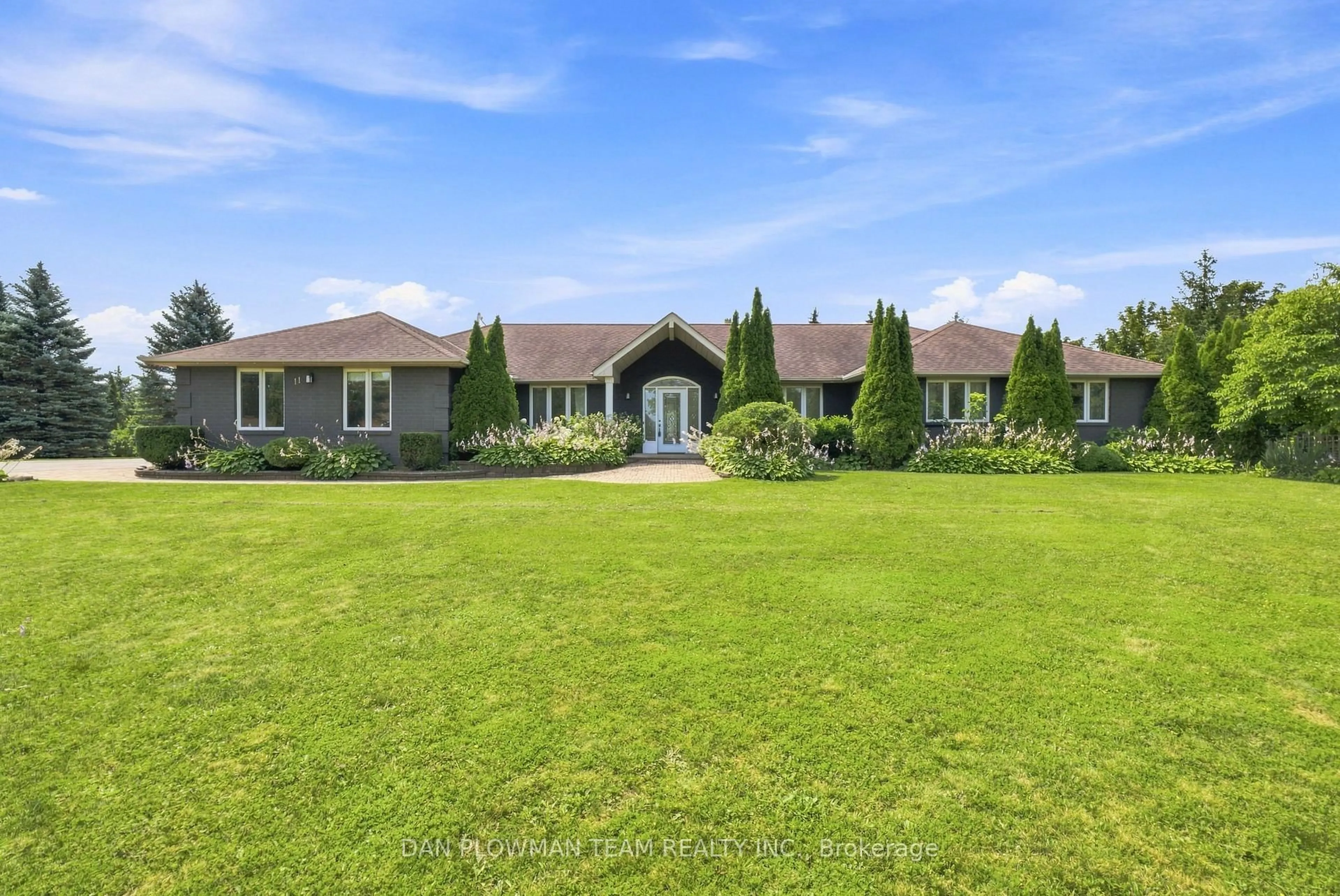 A pic from outside/outdoor area/front of a property/back of a property/a pic from drone, unknown for 11 Steepleview Crt, Oshawa Ontario L1H 0S6