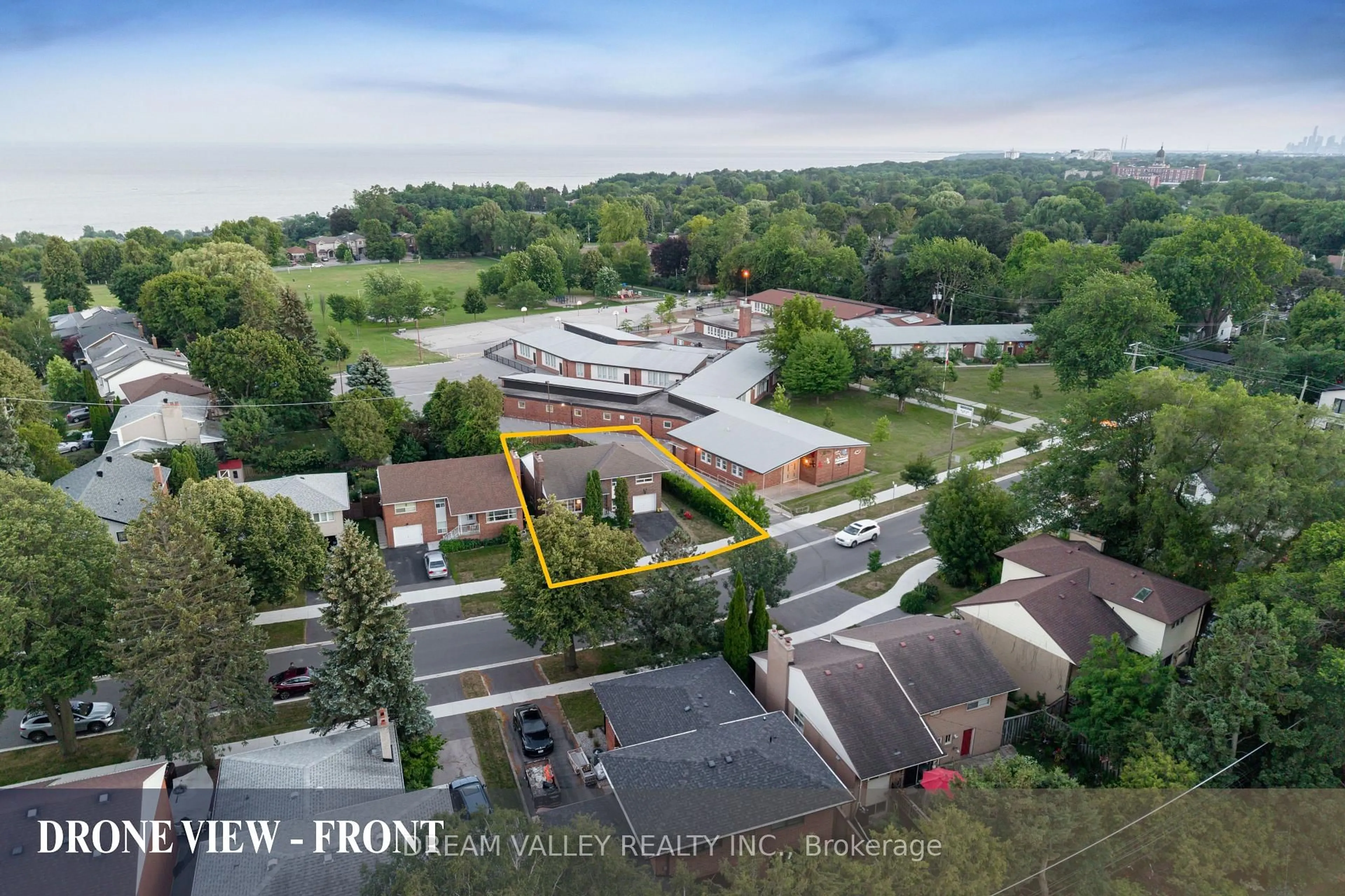 A pic from outside/outdoor area/front of a property/back of a property/a pic from drone, unknown for 51 Sloley Rd, Toronto Ontario M1M 1C7