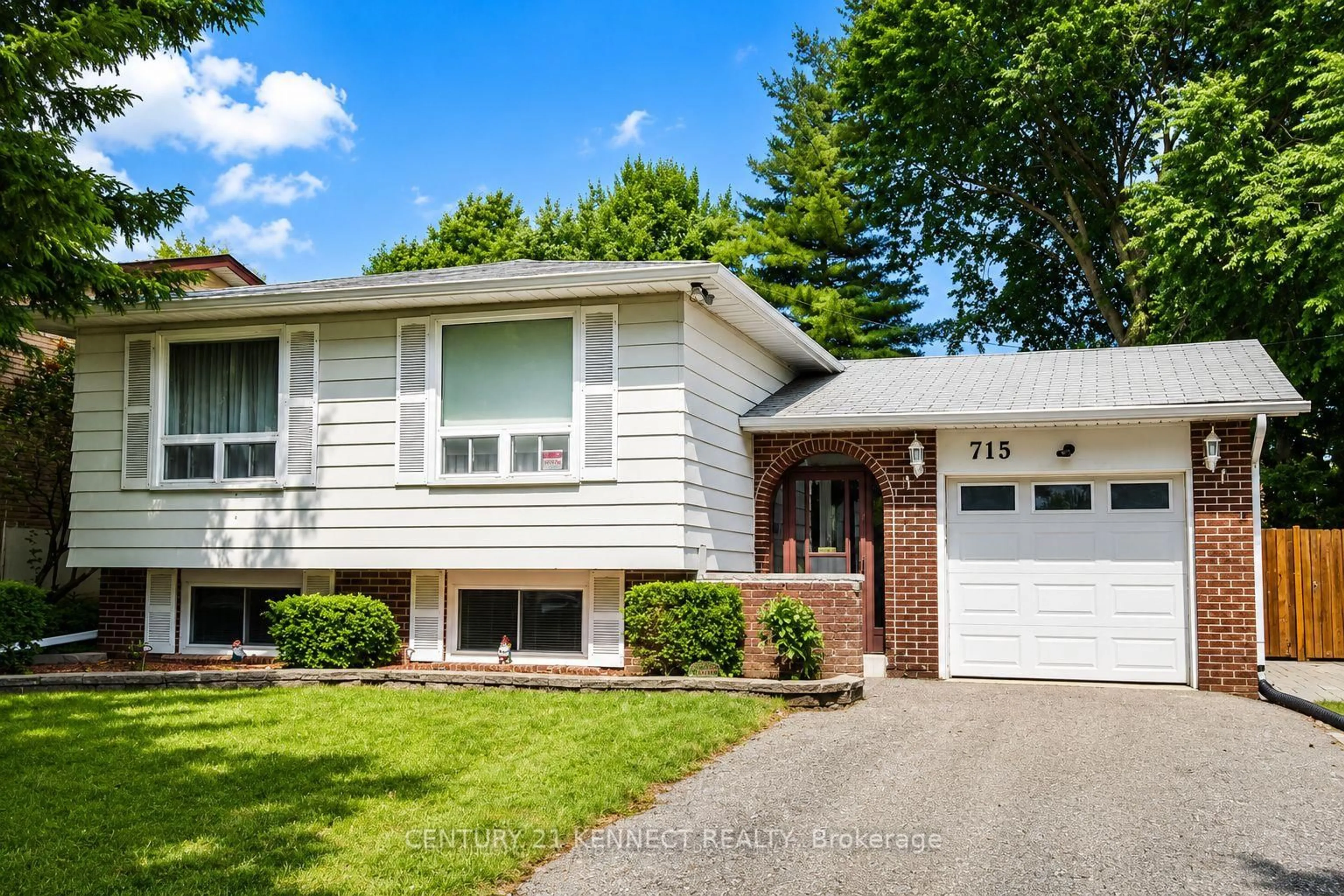 Home with vinyl exterior material, street for 715 Waverly St, Oshawa Ontario L1J 6C1