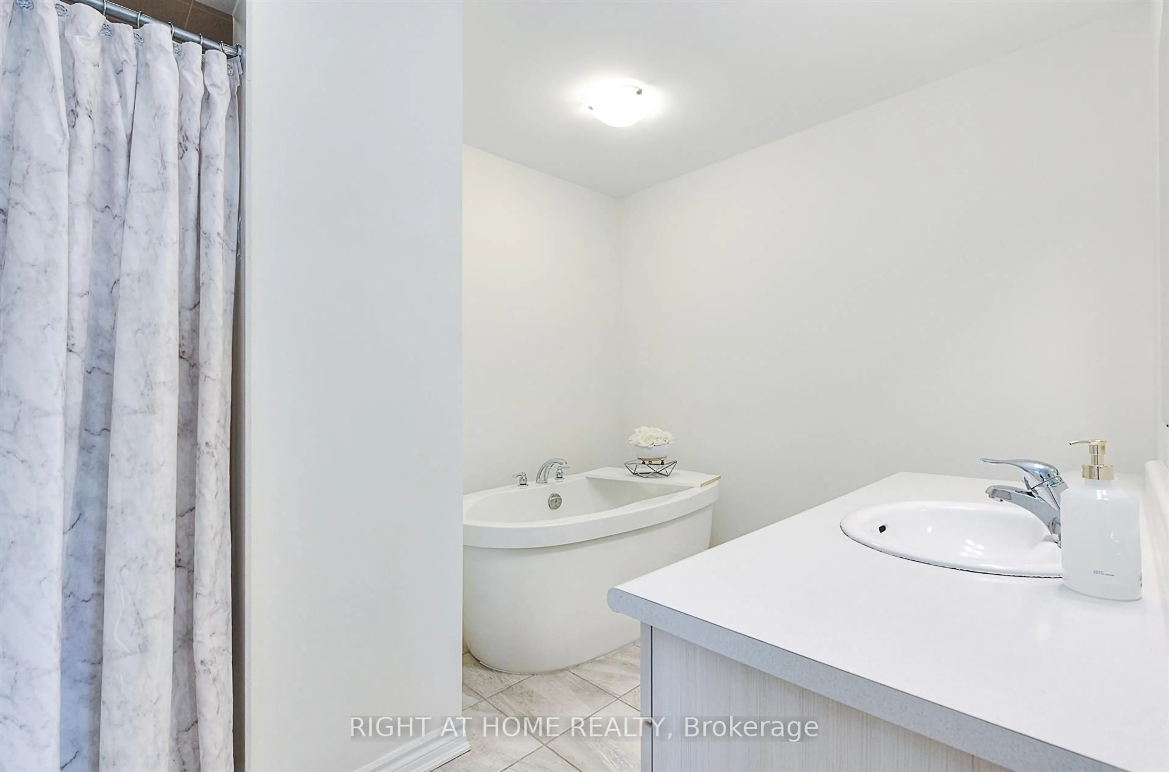 Standard bathroom, unknown for 1148 Dragonfly Ave Ave #403, Pickering Ontario L1X 0H5