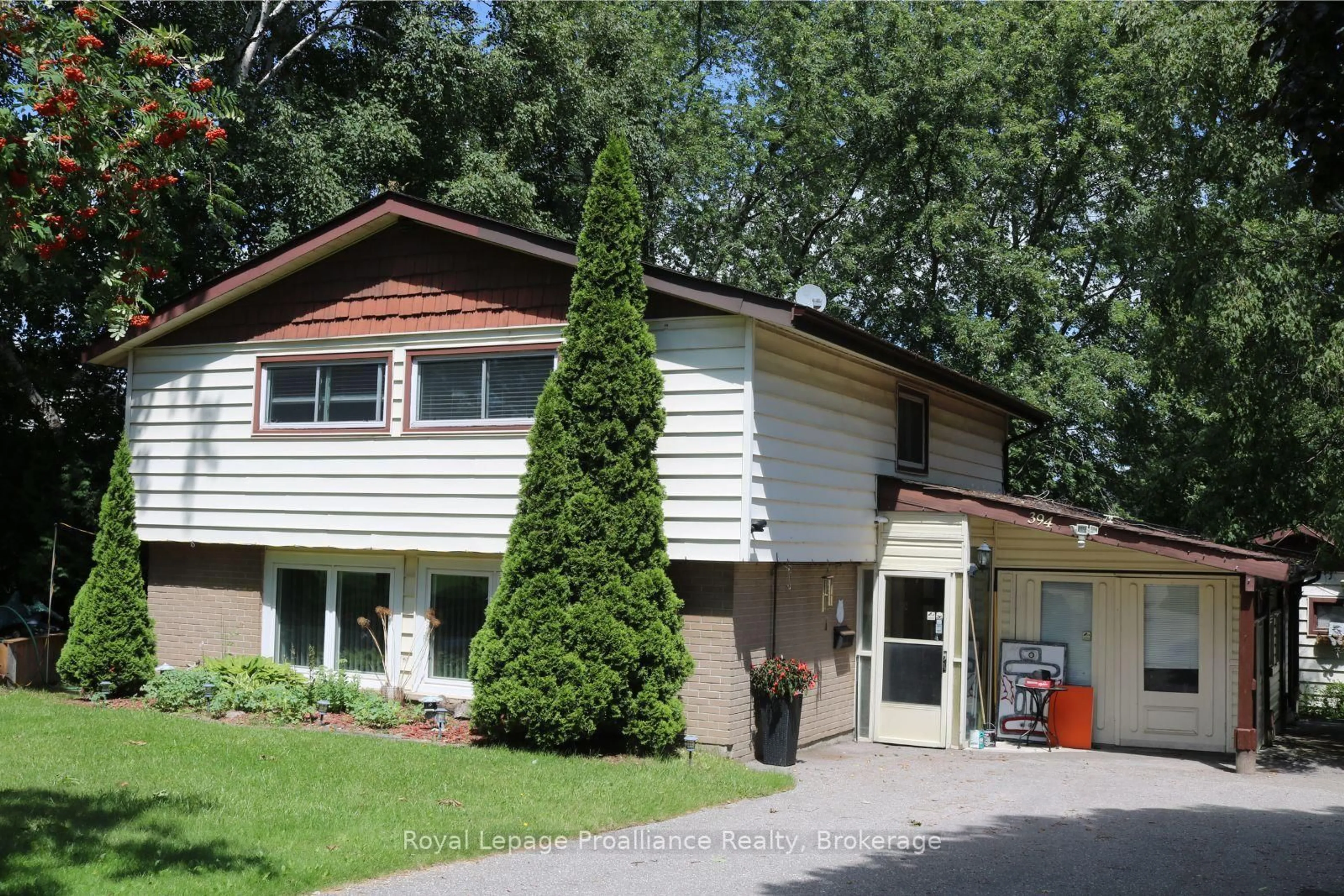 Home with vinyl exterior material, street for 394 Sunset Blvd, Clarington Ontario L1B 1C8