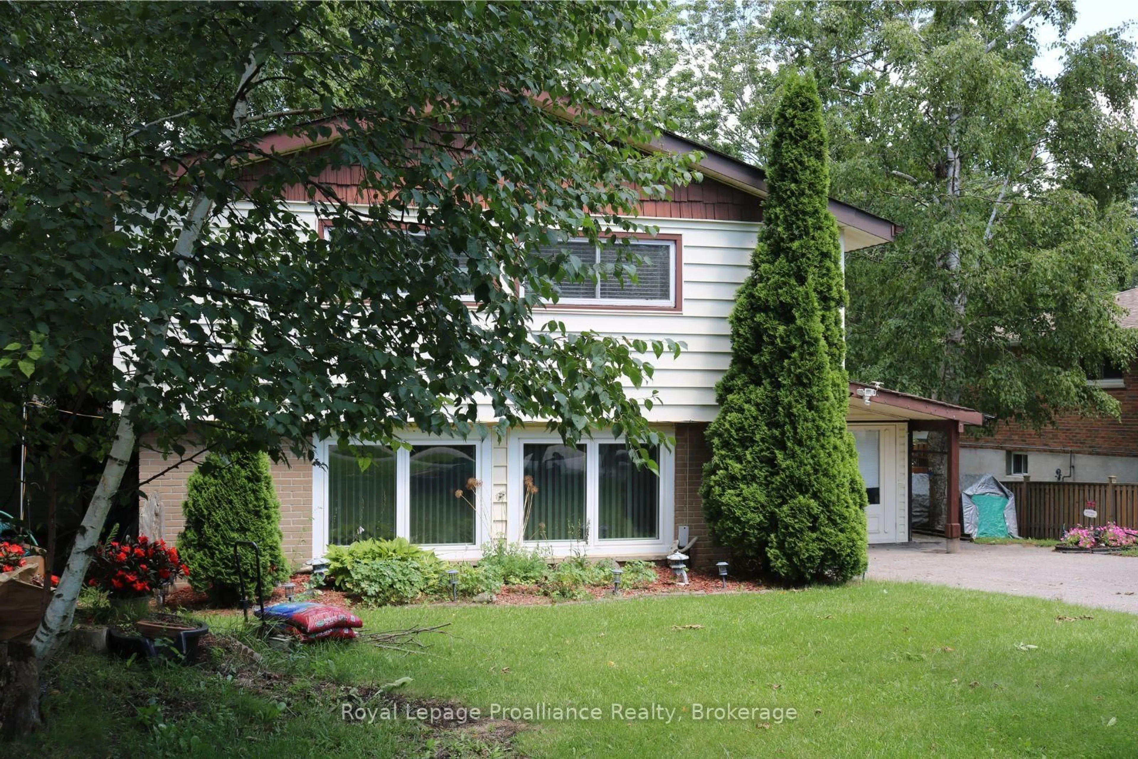 Home with vinyl exterior material, unknown for 394 Sunset Blvd, Clarington Ontario L1B 1C8