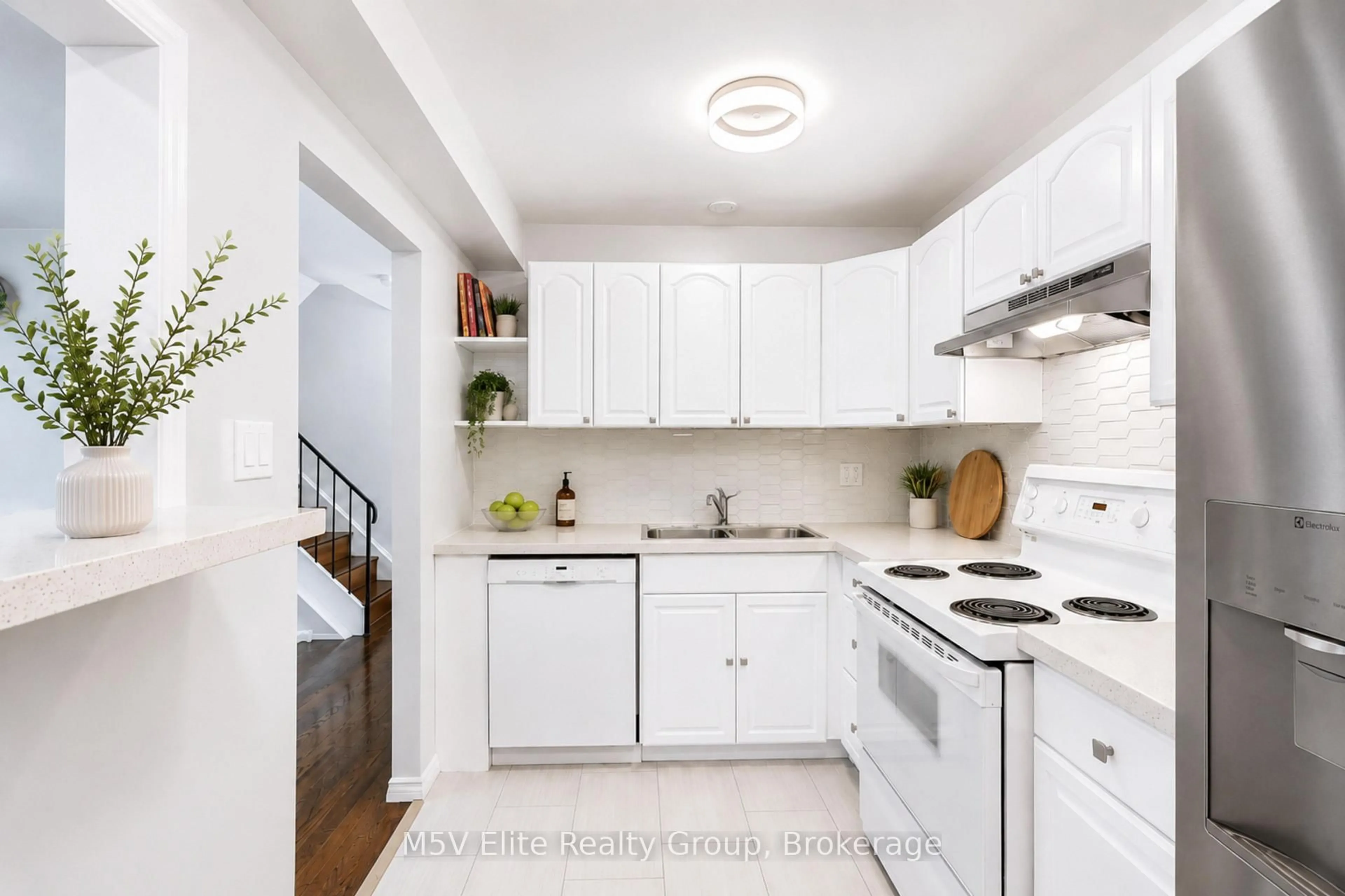 Standard kitchen, unknown for 105 Dovedale Dr #2, Whitby Ontario L1N 1Z7