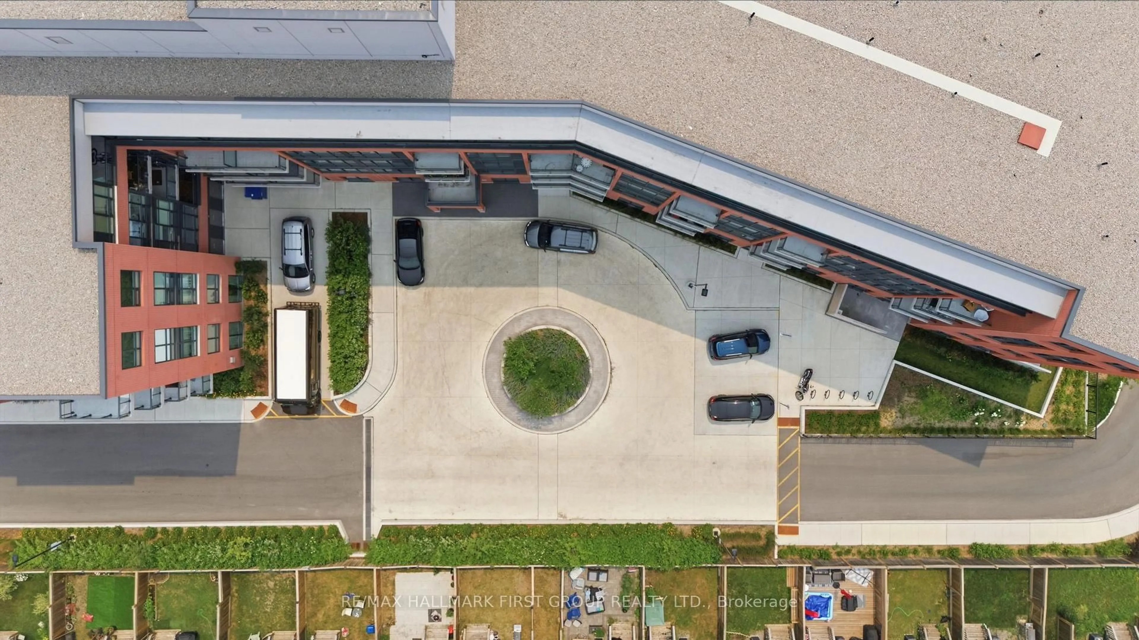 A pic from outside/outdoor area/front of a property/back of a property/a pic from drone, city buildings view from balcony for 1010 Dundas St E St #325, Whitby Ontario L1N 0L6