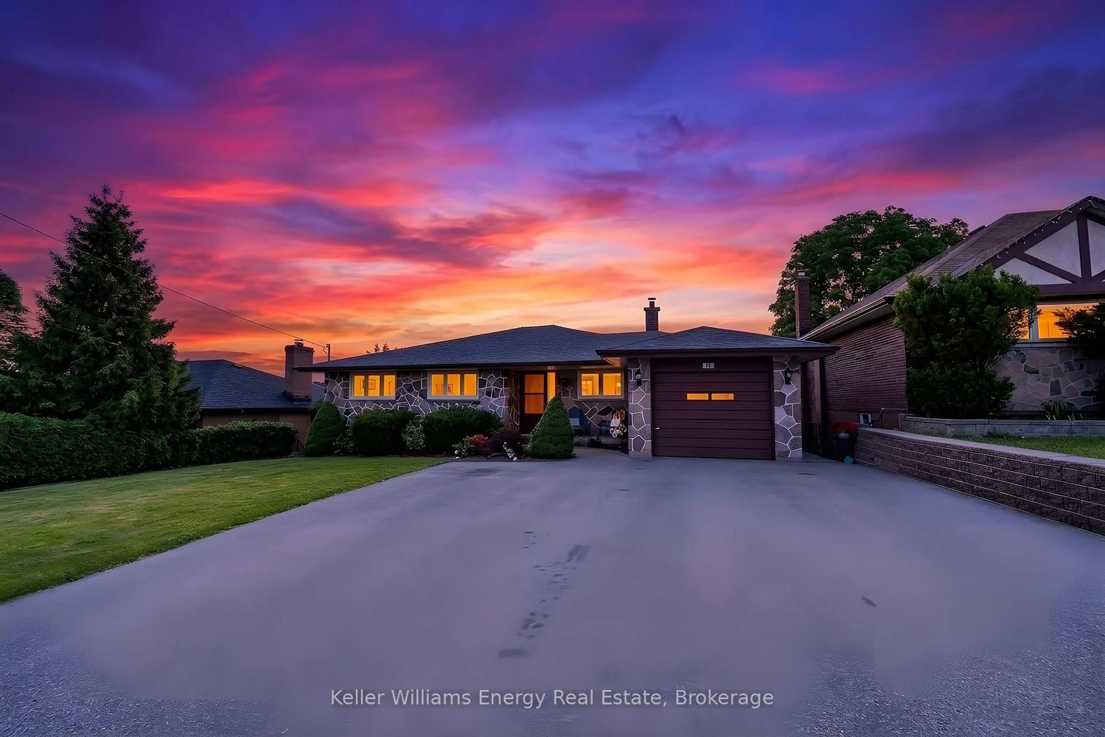 A pic from outside/outdoor area/front of a property/back of a property/a pic from drone, street for 94 Grandview St, Oshawa Ontario L1H 7C4