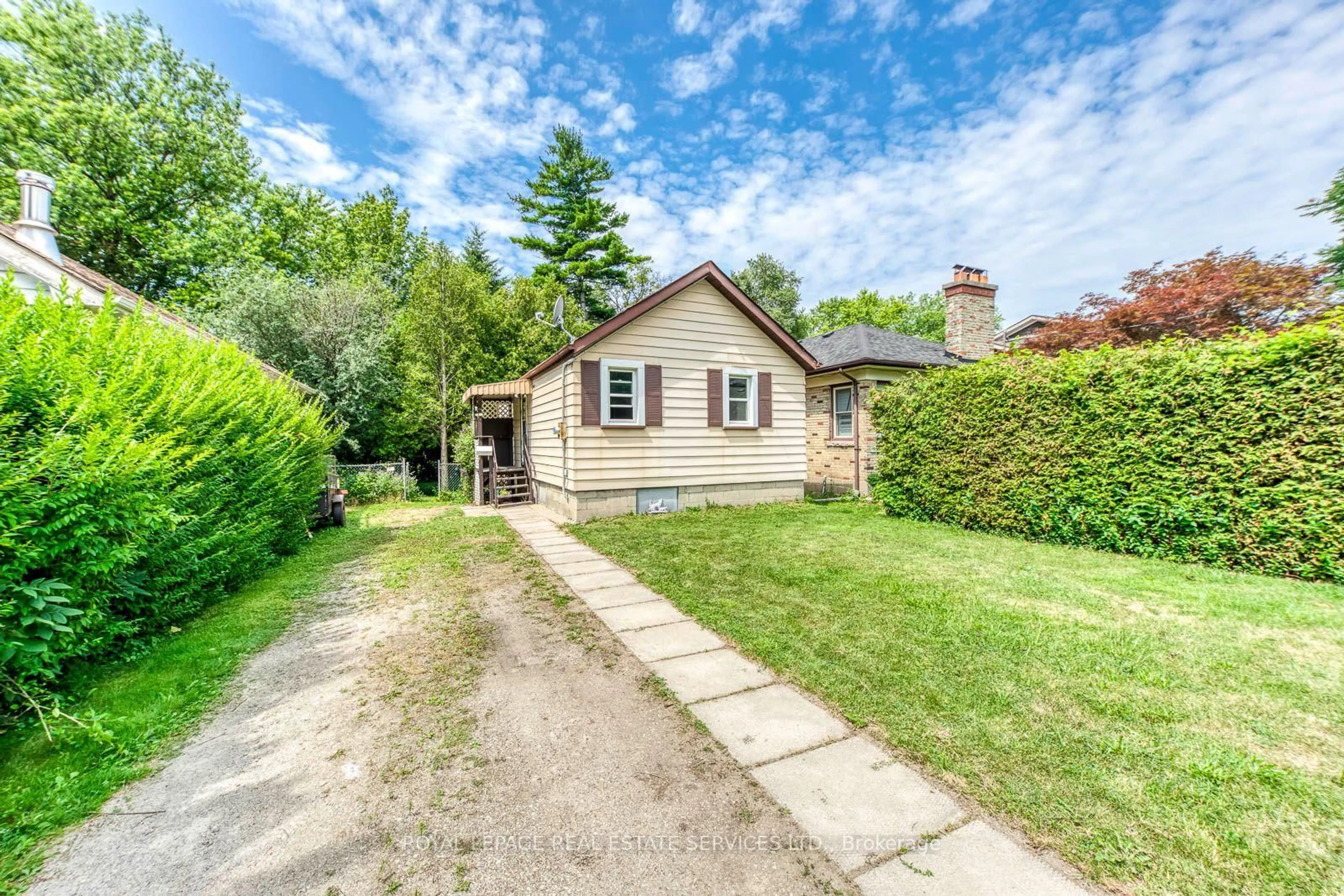 A pic from outside/outdoor area/front of a property/back of a property/a pic from drone, street for 10 Thatcher Ave, Toronto Ontario M1M 2M2