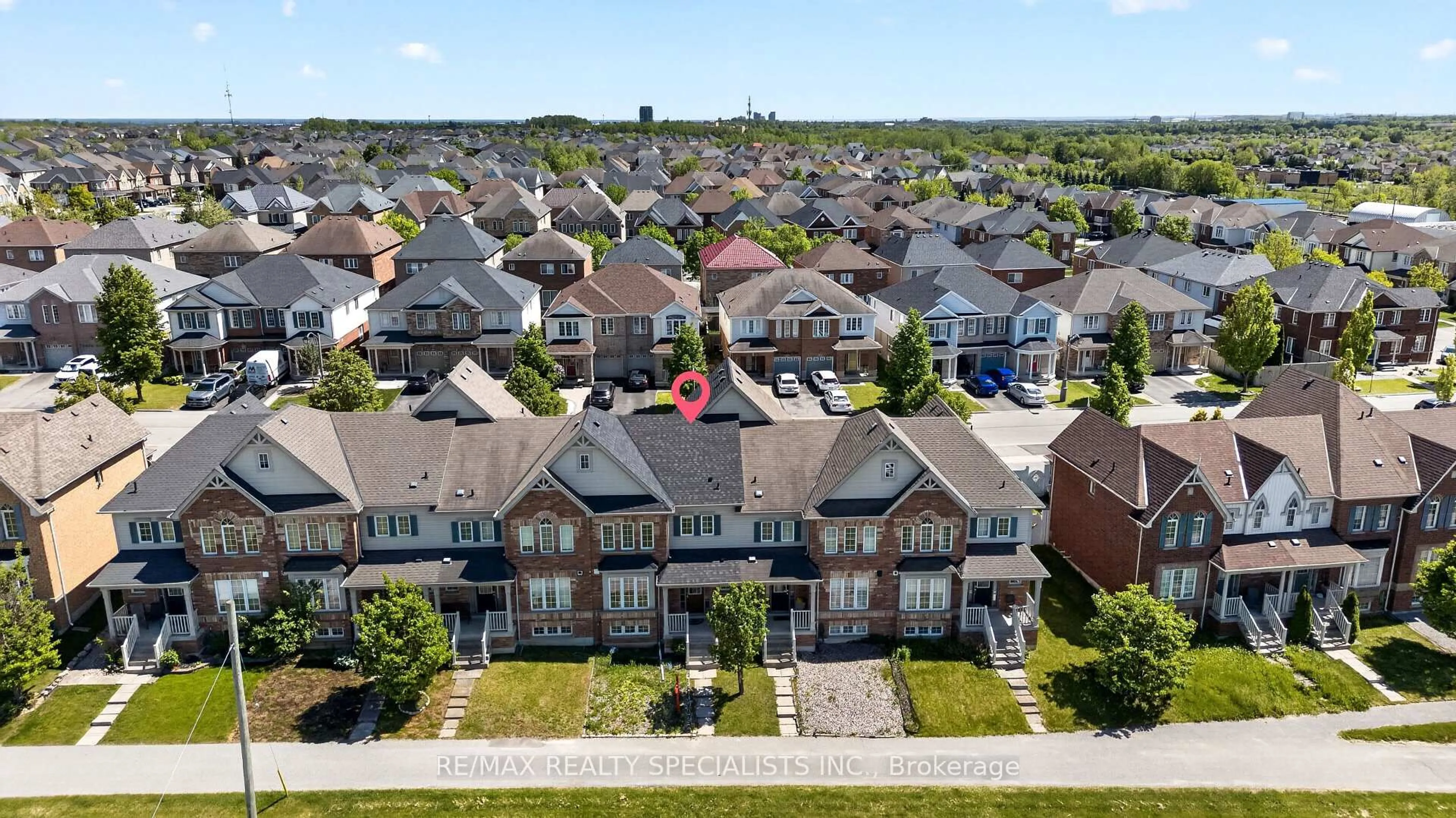 A pic from outside/outdoor area/front of a property/back of a property/a pic from drone, street for 45 Warnford Circ, Ajax Ontario L1T 0J7