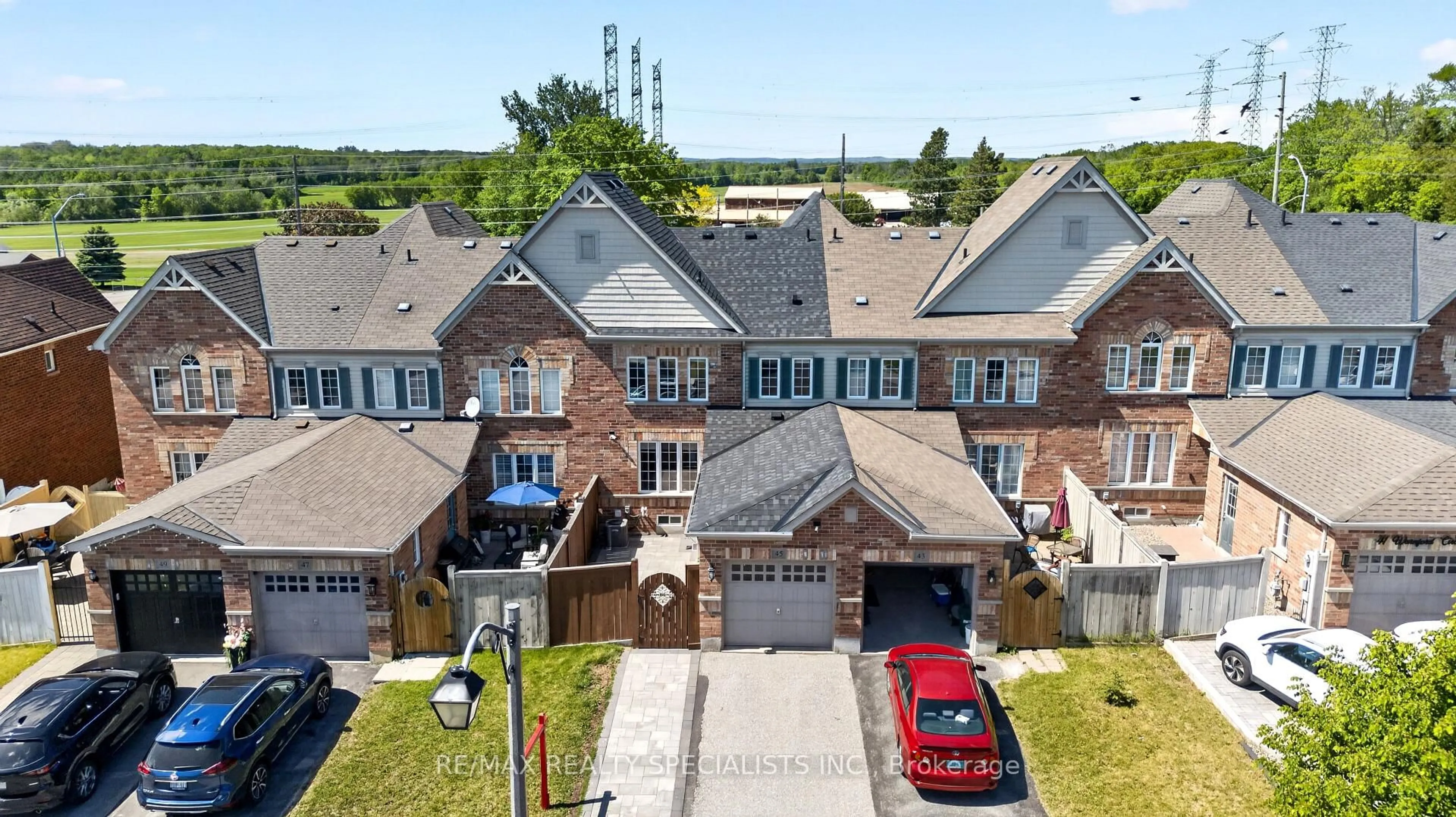 A pic from outside/outdoor area/front of a property/back of a property/a pic from drone, street for 45 Warnford Circ, Ajax Ontario L1T 0J7
